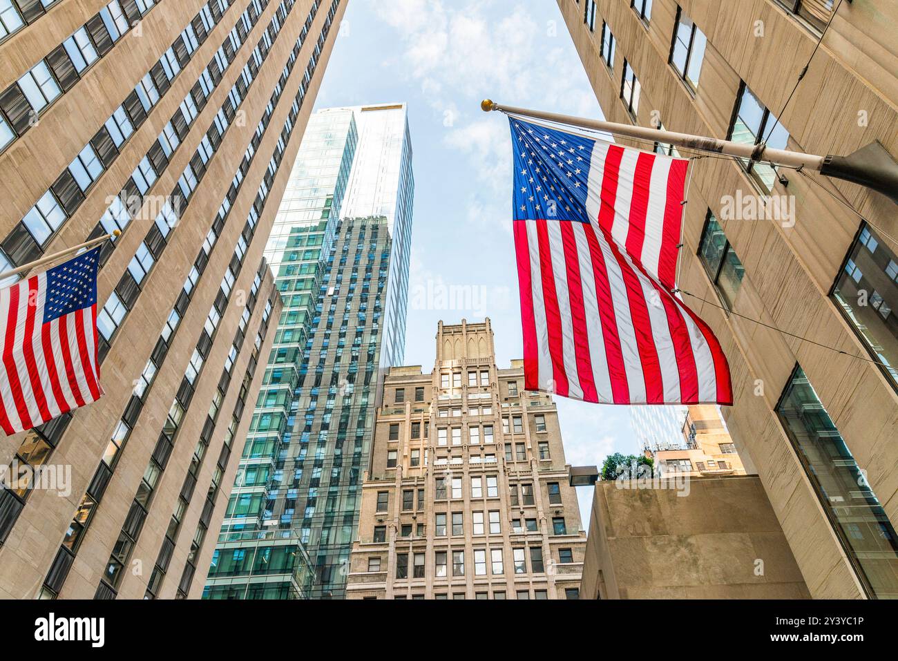 Amerikanische Flaggen vor dem Rockefeller Center, New York City Stockfoto