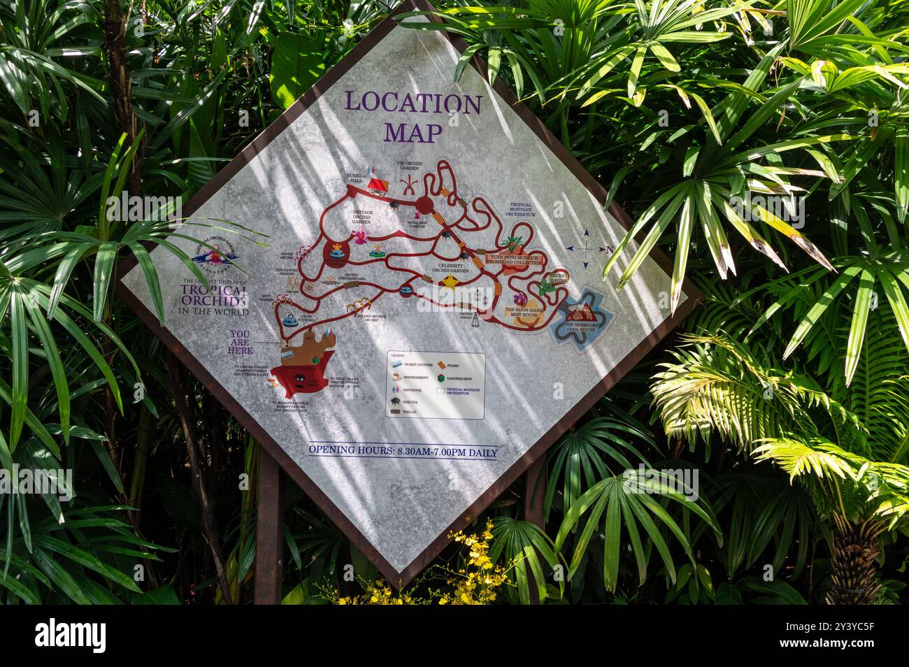 Eine Besucherpfadkarte, die die verschiedenen Orchideenstandorte innerhalb der National Orchid Gardens in der Nähe des Haupteingangs zu den Orchideengärten am Botan zeigt Stockfoto