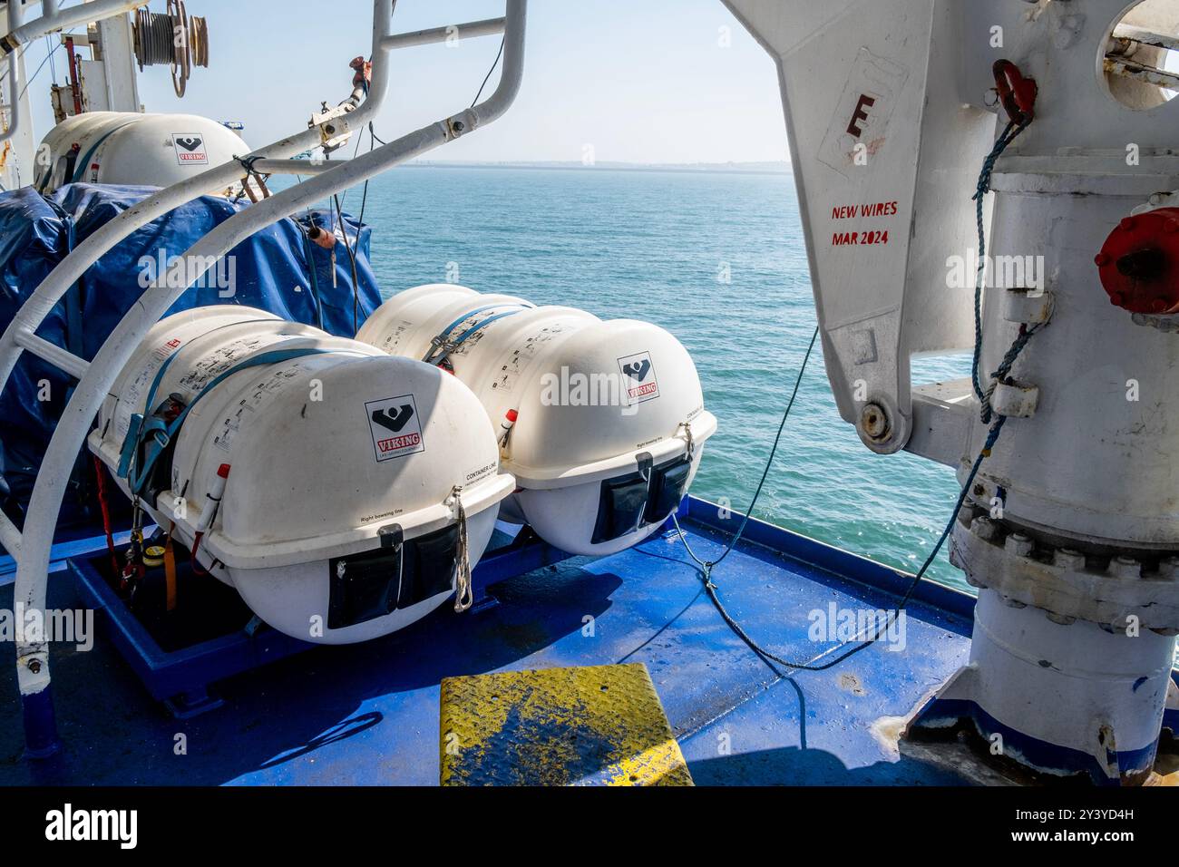 Rettungsflöße für die Evakuierung von Fahrgästen, in ihren Schutzkannistern, die an Bord der Fähre der Stena Line auf dem Weg nach Dublin in Irland verstaut sind. Stockfoto