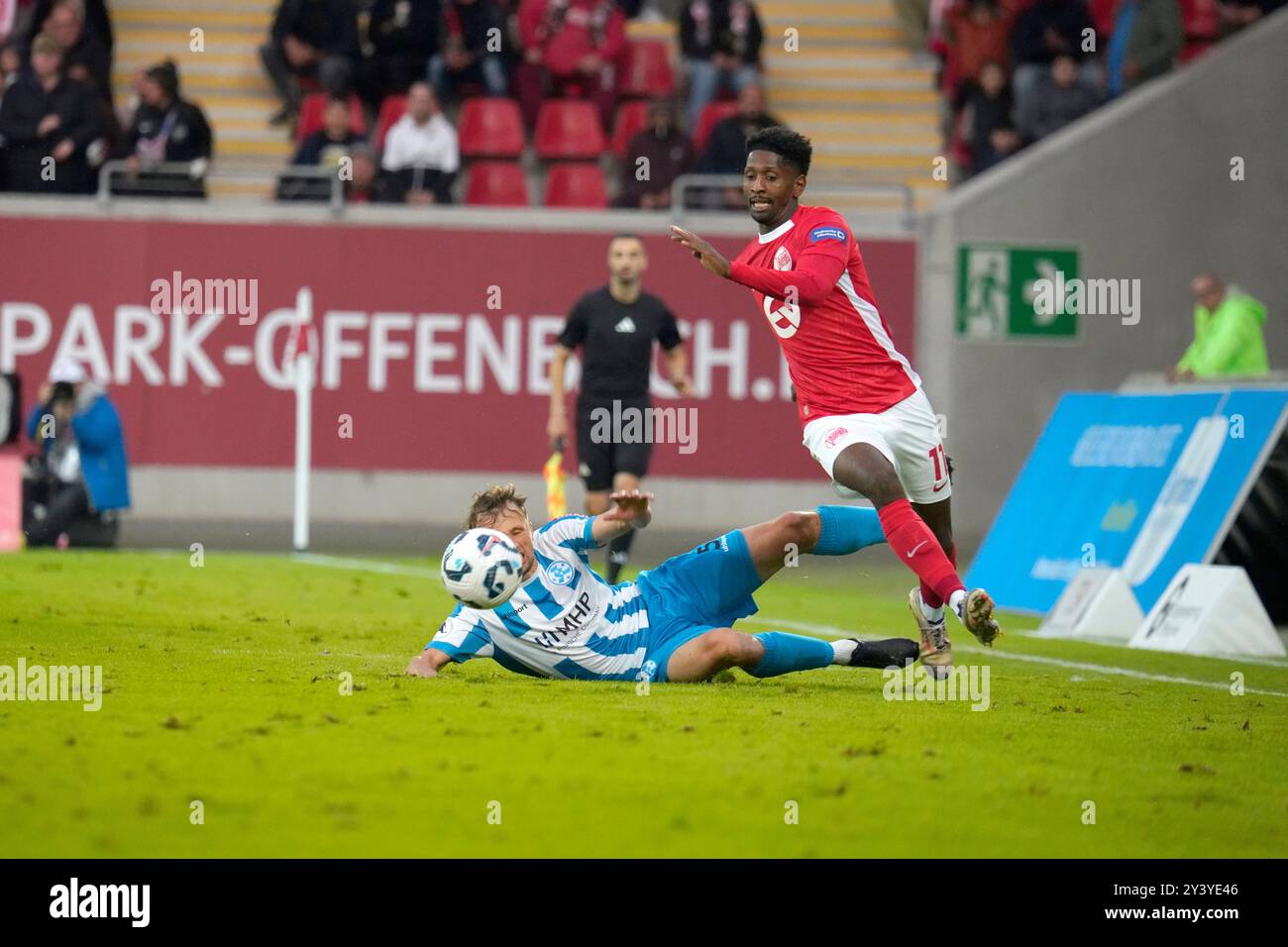 Regionaliga Sudwest, 13.09.2024: Kickers Offenbach gegen Stuttgarter Kickers, Boubacar Barry, Marcel Schmidt, Stadion am Bieberer Berg. Stockfoto