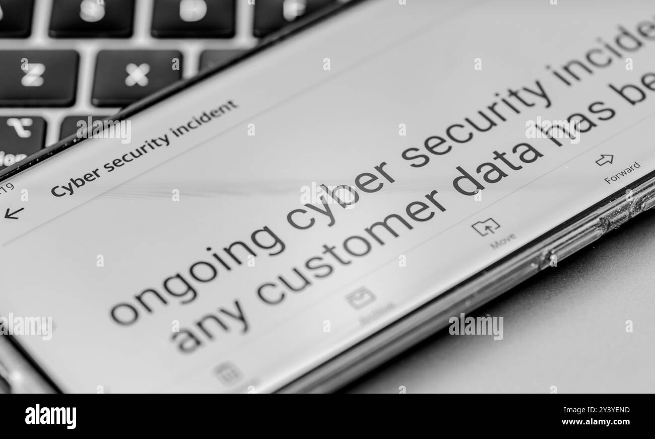 Nahaufnahme einer Nachricht eines Unternehmens auf einem Mobiltelefon, die seine Kunden über einen laufenden Cybersicherheitsvorfall informiert. Stockfoto
