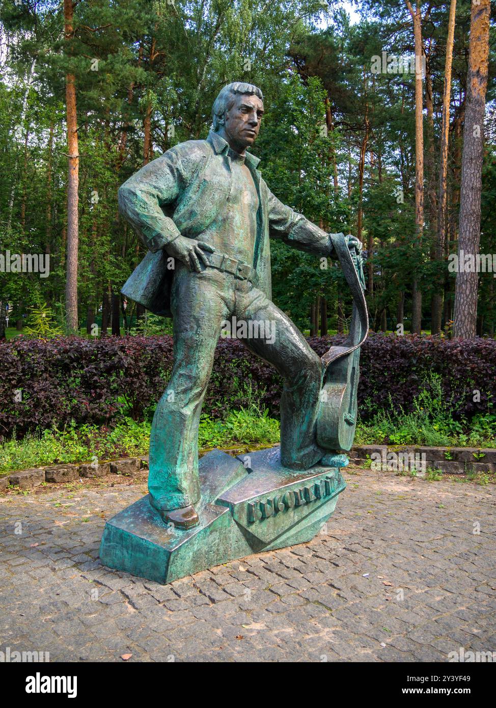 Dubna, Russland - 22. August 2023: Skulptur von Wladimir Semenowitsch Wysozki, Stadt Dubna, Region Moskau Stockfoto