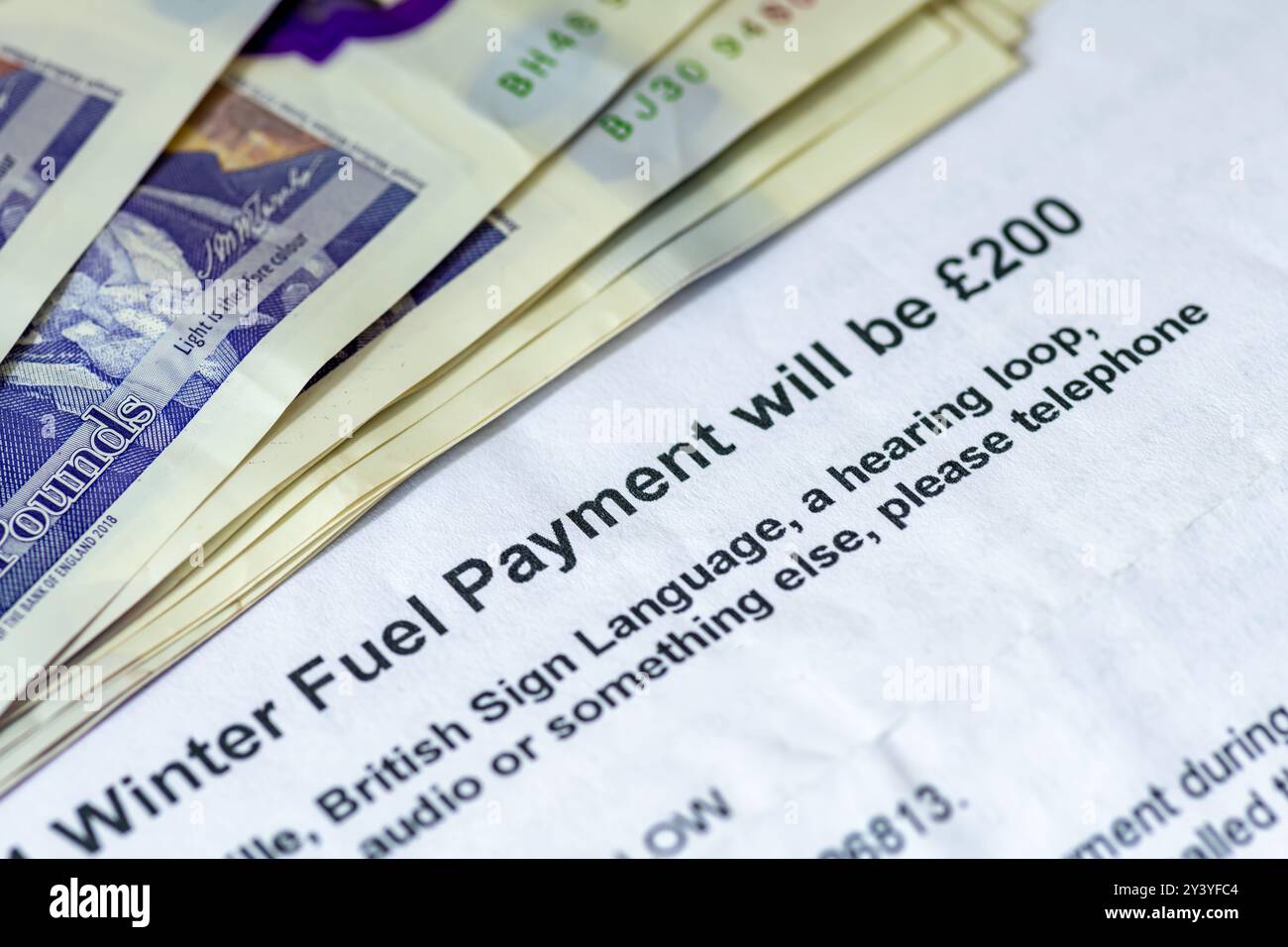 Nahaufnahme eines „Winter Fuel Payment Letters“, in dem der Rentner über eine Zahlung zur Unterstützung der Heizkosten informiert wird. Stockfoto