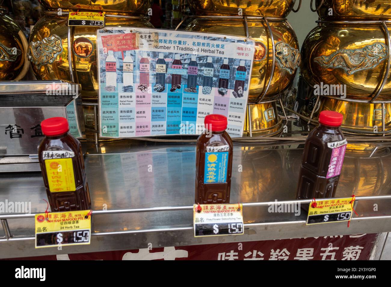 Ein Geschäft mit chinesischen Kräutermedikamenten in Flaschen in der Smith Street, Chinatown, einem alten historischen chinesischen Viertel in Singapur. Ein Großteil der alten Stockfoto