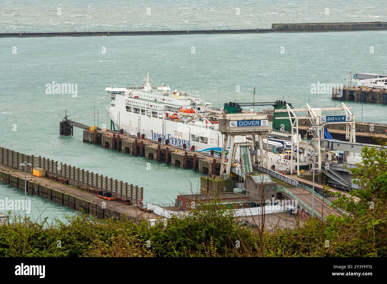 dover, Kent, Vereinigtes Königreich - 6. April 2024: Frachtschiff der Irish Ferries, das Fracht nach Europa befördert, im Seehafen Dover, Kent, Vereinigtes Königreich. Stockfoto
