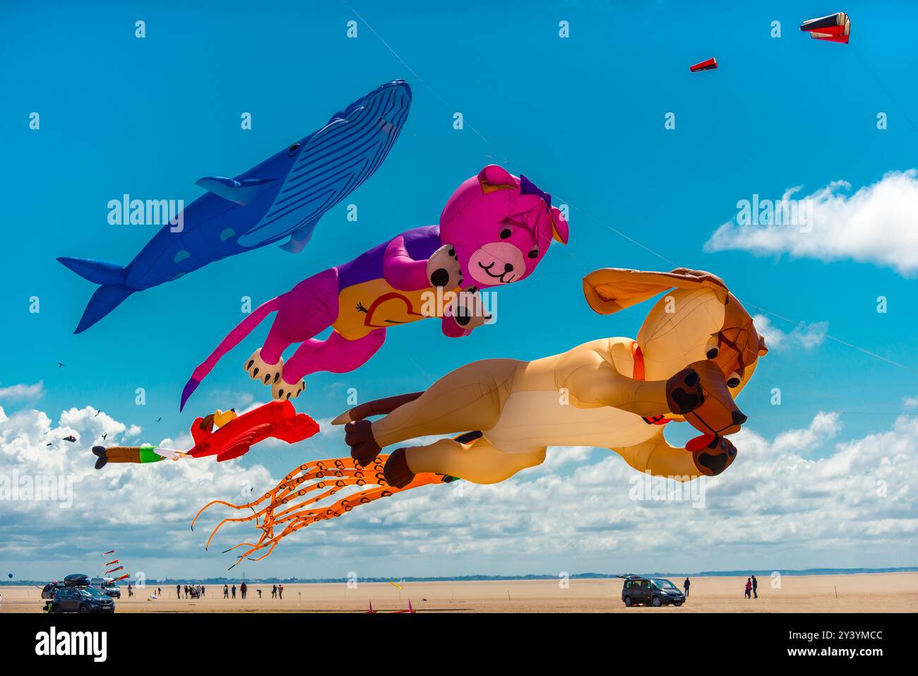 Große Drachen fliegen am Strand beim Drachenfestival, Lytham St. Anne's, Fylde Coast, Lancashire, England, UK Stockfoto