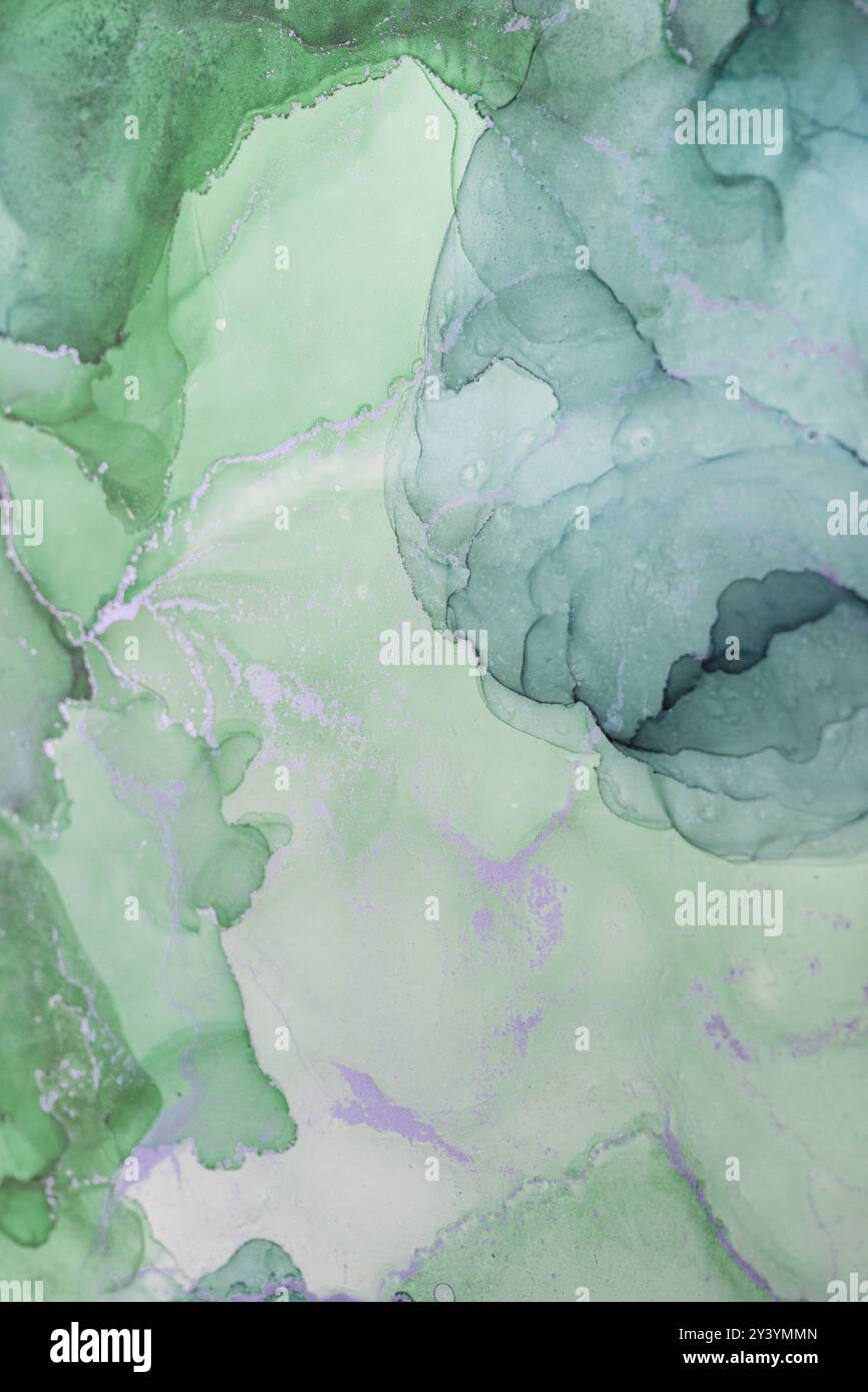 Sanftes grünes abstraktes Aquarell mit fließenden Formen und sanften Farbtönen in harmonischen Tönen, perfekt für moderne Einrichtung Stockfoto