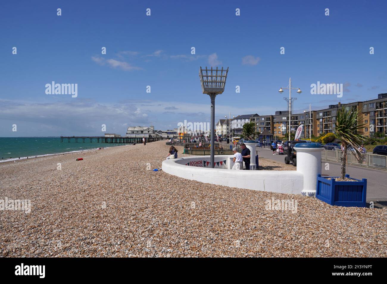 Bognor Regis England 7. August 2024 - traditioneller englischer Badeort Bognor Regis. Blick auf den steinigen Strand und das Meer. Urlaubsziel für die ganze Familie Stockfoto