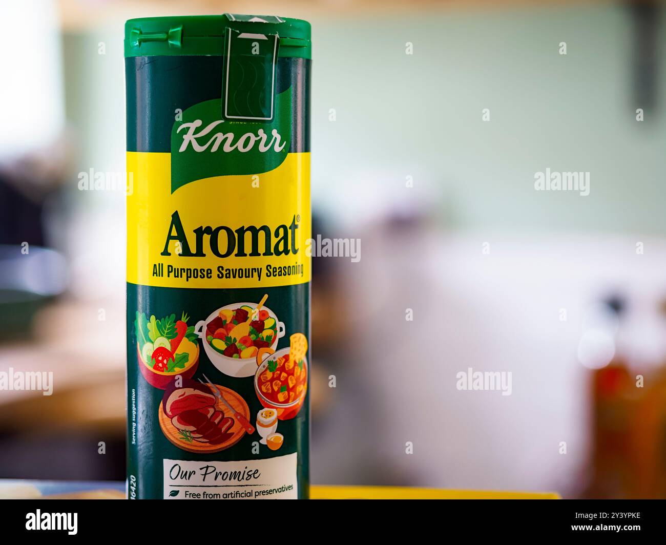Manchester, Großbritannien, 9. September 2024: Nahaufnahme eines Knors Aromat Allzweckbehälters für herzhafte Würze in einer Küche. Stockfoto