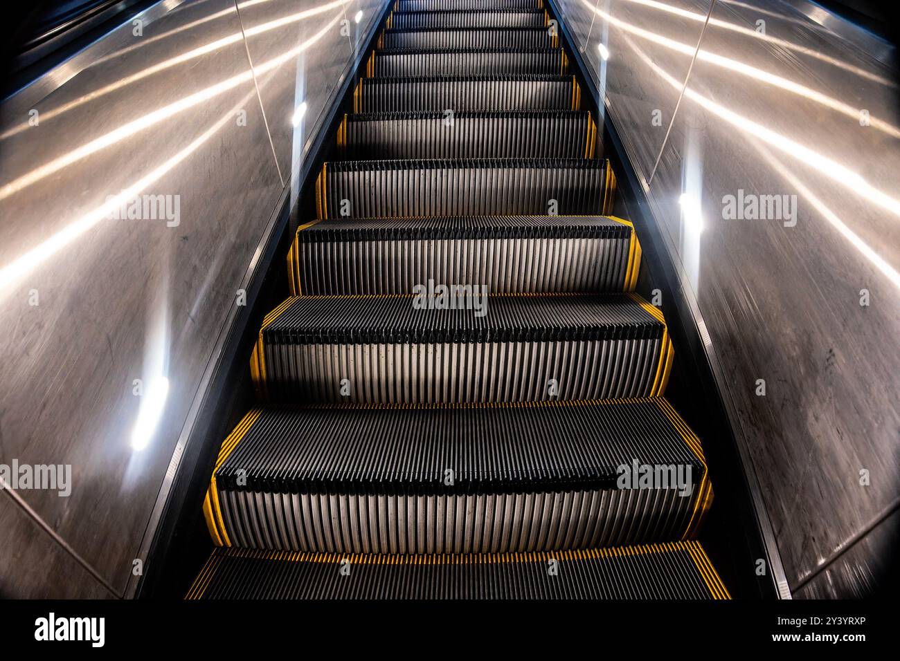 In einer U-Bahn-Station eine Rolltreppe hinunter fahren Stockfoto