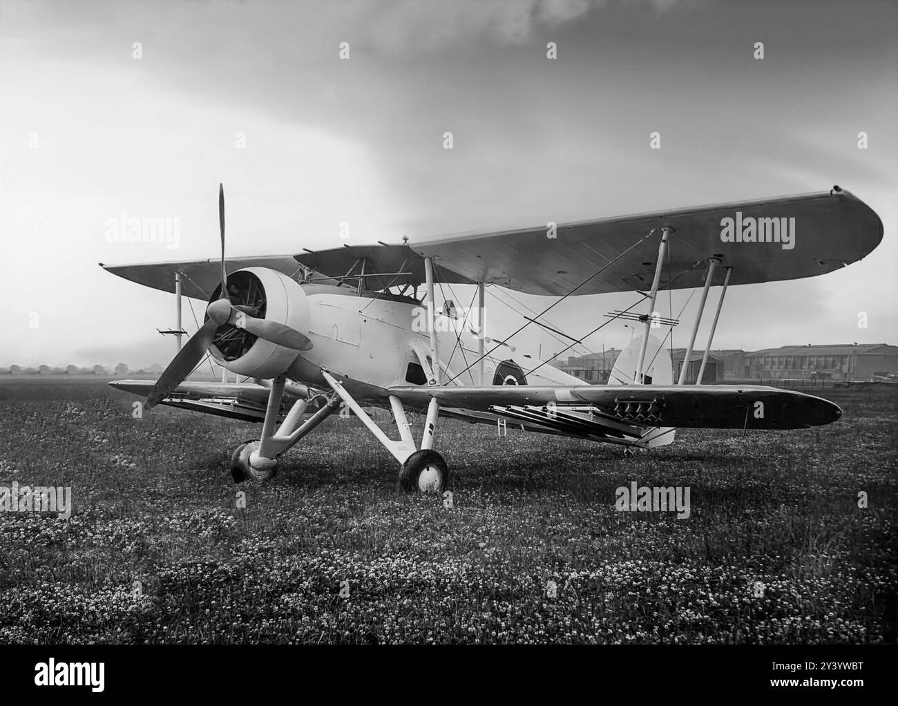 Ein Fairey-Schwertfisch-Torpedobomber. Der Doppeldecker mit einem Metallrahmen, der mit Stoff bedeckt war, war speziell für den Trägereinsatz vorgesehen, da er Klappflügel hatte. Während des Zweiten Weltkrieges wurde es von den Besatzungen als Stringbag bezeichnet, war aber bereits zu Kriegsbeginn veraltet. Es wurde bis 1942 als primäres Angriffsflugzeug eingesetzt, bis es in eine U-Boot-Rolle umgestellt wurde. Stockfoto