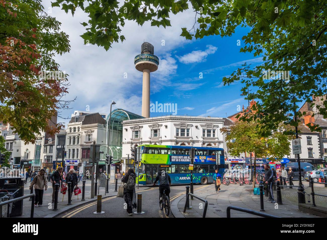 Das untere Ende der Bold Street Liverpool mit Blick auf das Einkaufszentrum Clayton Square mit dem St. Johns Turm oder Leuchtturm dahinter. Stockfoto