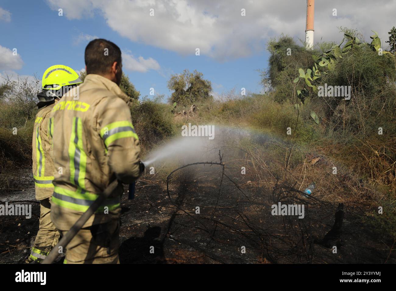 LOD, Lod in Zentralisrael. September 2024. Feuerwehrleute arbeiten daran, ein Feuer zu löschen, das durch eine Oberfläche-Oberfläche-Rakete verursacht wird, in der Nähe von Lod in Zentralisrael, 15. September 2024. Eine aus dem Jemen abgefeuerte Langstreckenrakete traf am Sonntag ein unbewohntes Gebiet in der Nähe des internationalen Flughafens Israels außerhalb von Tel Aviv, sagten israelische Quellen. Quelle: Jamal Awad/Xinhua/Alamy Live News Stockfoto