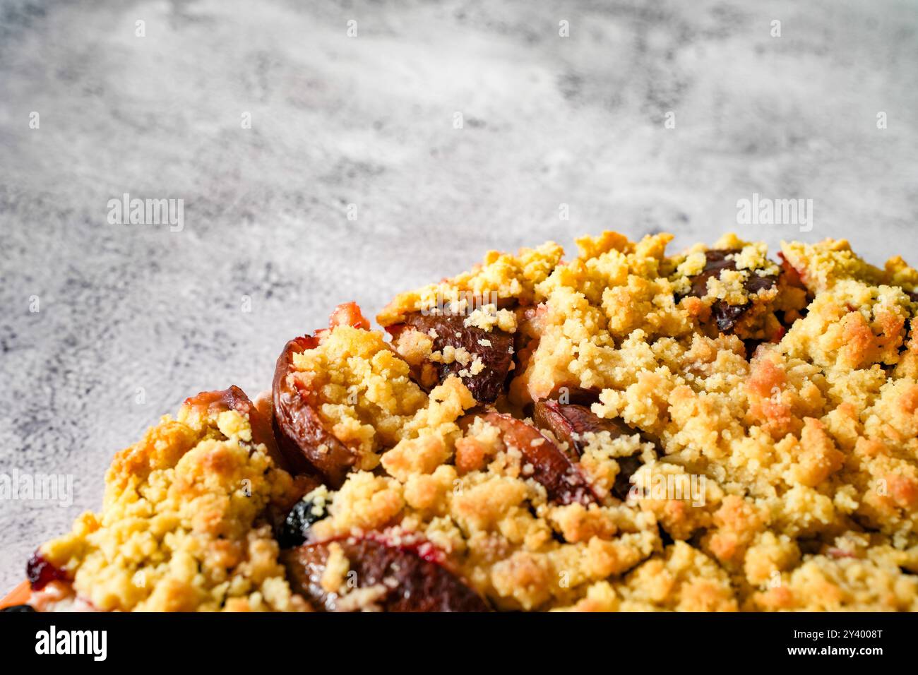 Concept Food-Bild eines deutschen hausgemachten Crumble Pflaumenkuchen Stockfoto