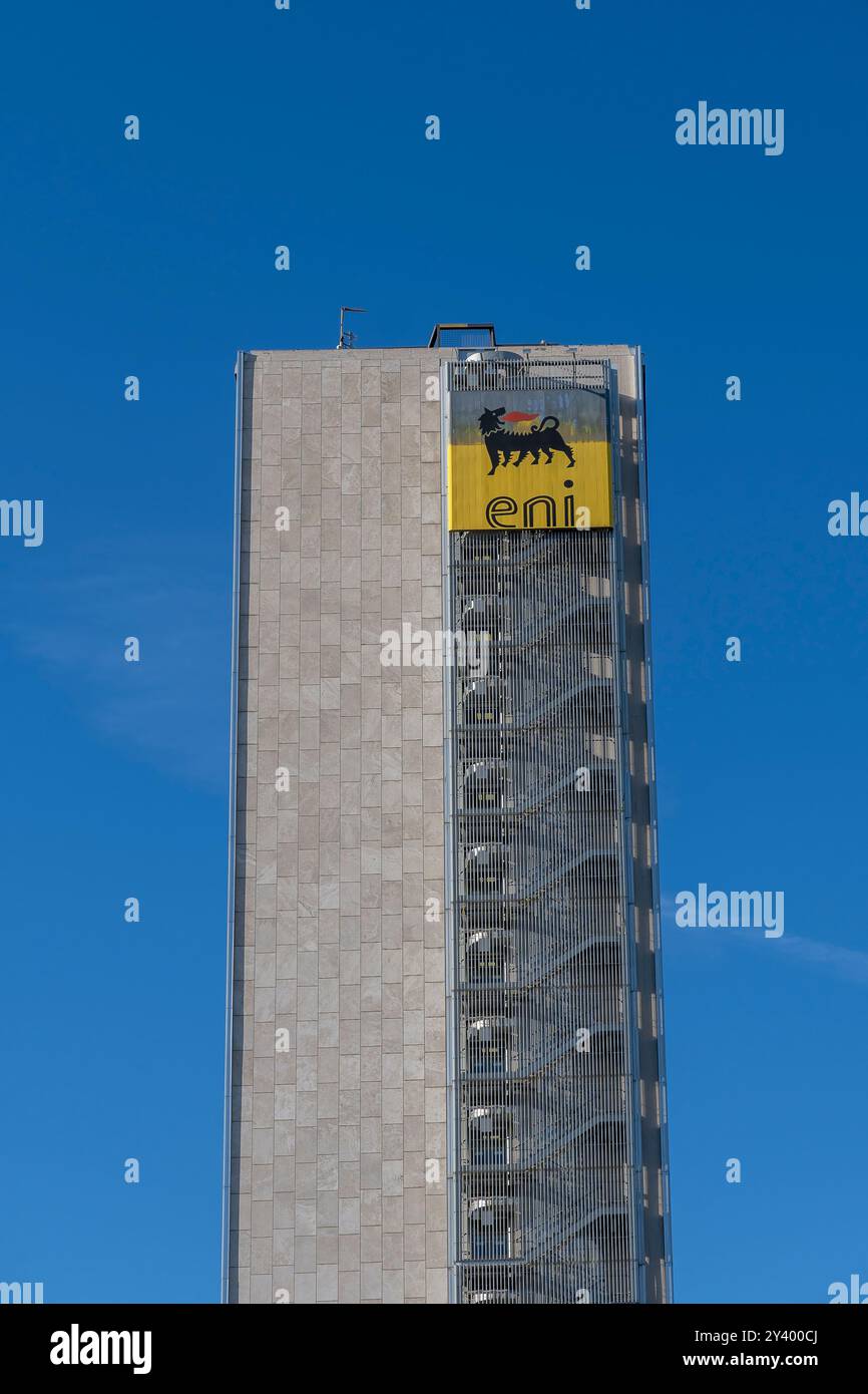 ENI-Hauptsitz. Glaspalast. Benzinindustrie. EUR District. Rom, Italien, Europa, Europäische Union. Blauer Himmel, Kopierraum Stockfoto