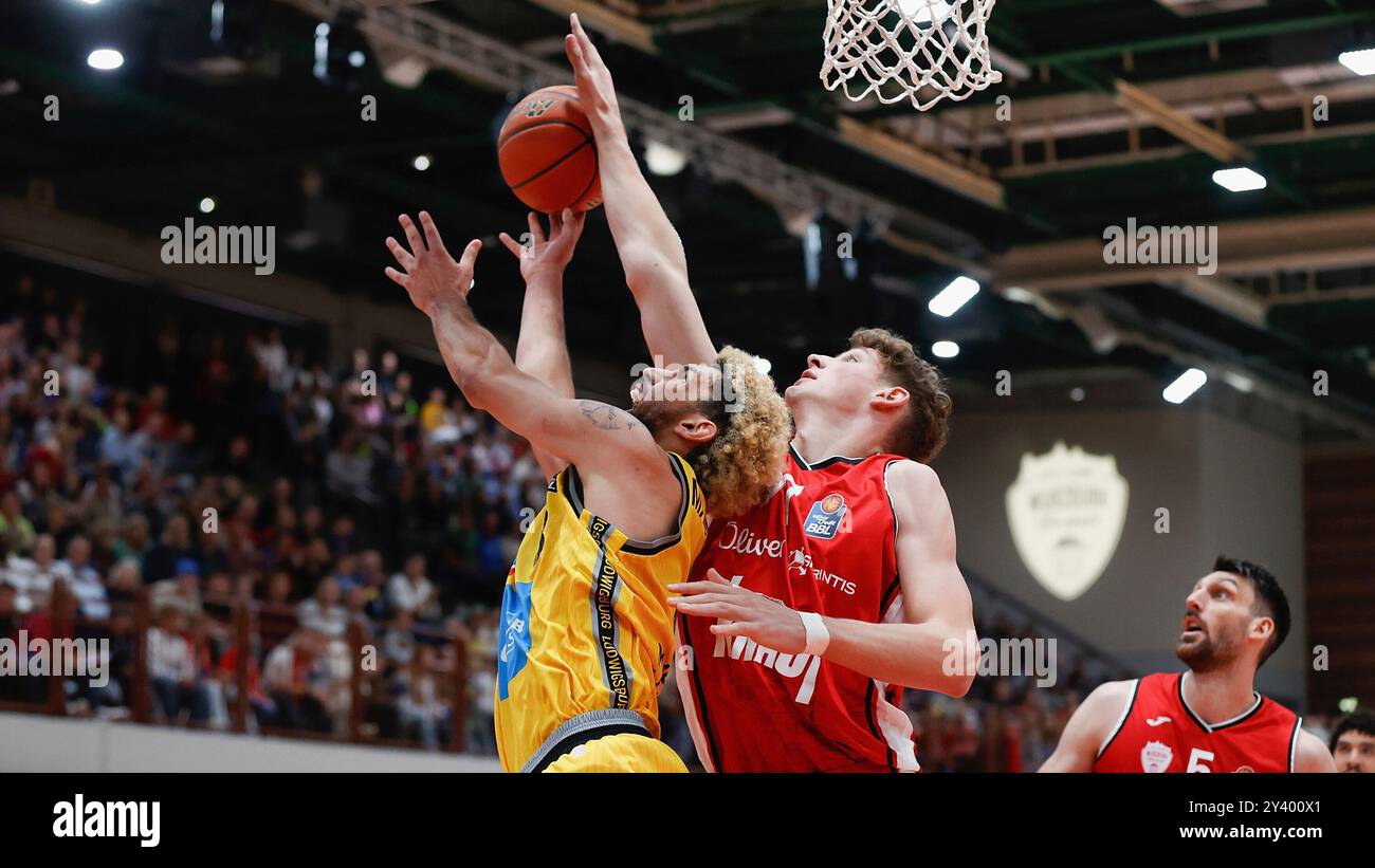 Im Bild: v.li. Hunter Maldonado (MHP RIESEN Ludwigsburg) gegen Hannes Steinbach (Würzburg Baskets, 7), Block 15.09.2024, FIT/One Würzburg Baskets vs. MHP RIESEN Ludwigsburg, EDEKA Saisoneroeffnung, Testspiel, Deutschland, Würzburg, Tectake-Arena, Stockfoto