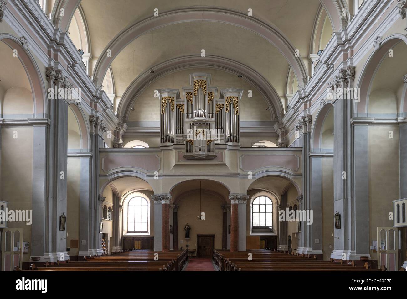 Innenraum mit Orgelloft der 1307 gegründeten Pfarrkirche, Barockbau im 18. Jahrhundert, Schaerding, Niederösterreich, Österreich, Europa Stockfoto