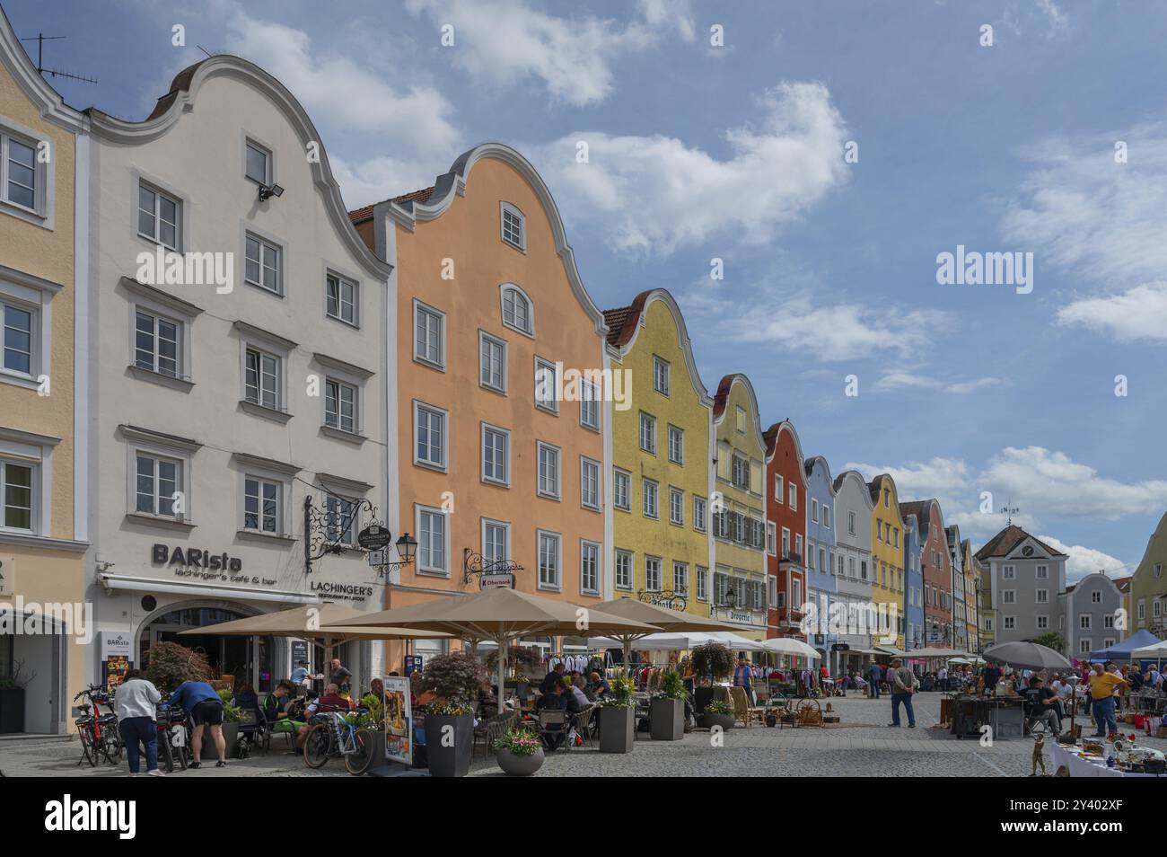 Spätbarocke Häuserreihe, geschäftige Cafés vor der Tür, Schaerding, Niederösterreich, Österreich, Europa Stockfoto