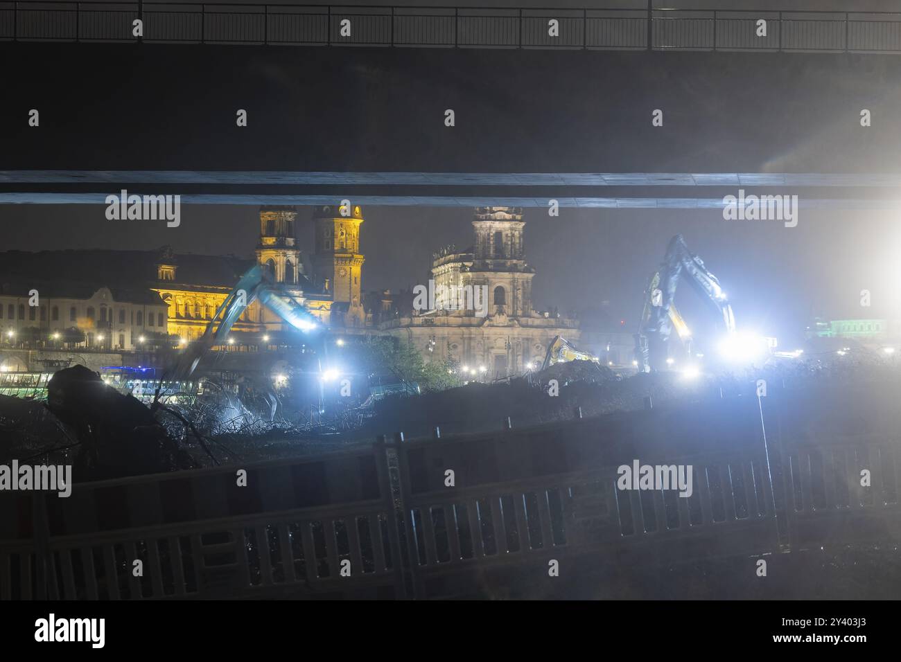 Aus noch unbekannter Ursache brach in den frühen Morgenstunden ein Abschnitt der Carola-Brücke ein. Auf einer Länge von etwa 100 Metern ist die se Stockfoto