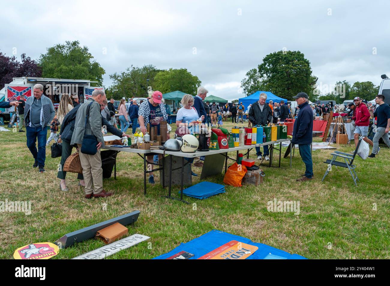 Rochford, Essex, Großbritannien - 30. Juni 2024: Ein Verkaufsstand, an dem verschiedene Autozubehör auf der Rasen-Oldtimer-Show verkauft werden. Die Veranstaltung findet jährlich statt Stockfoto