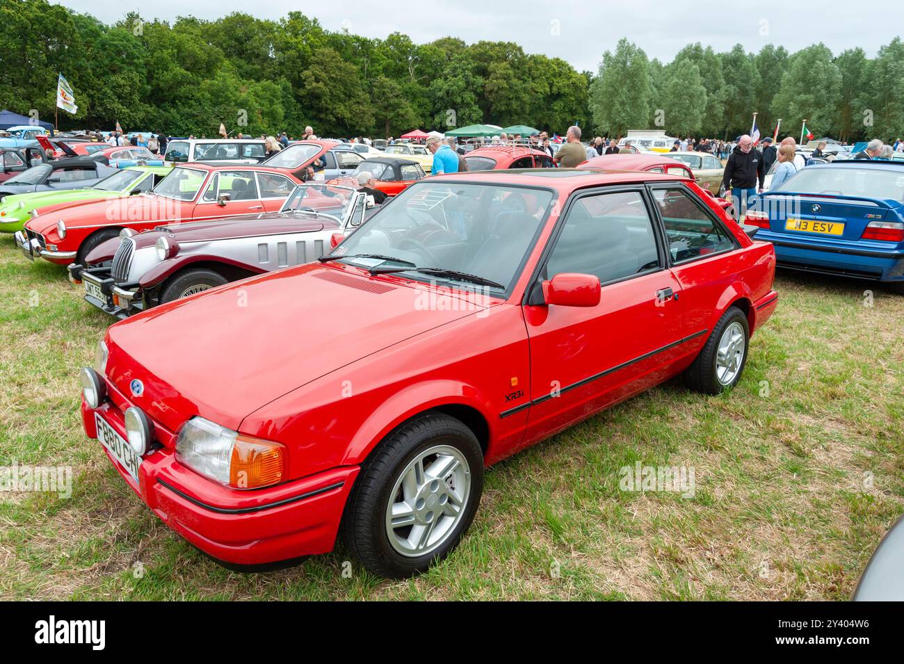 rochford, Essex, Großbritannien - 30. Juni 2024: Ein roter Ford XR3i auf dem Rasen-Oldtimer-Event im Rasen, Rochford, Essex. Stockfoto