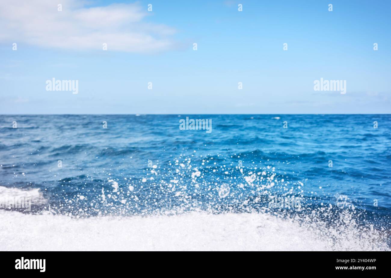 Verschwommenes Foto von Himmel und Meer mit plätscherndem Wasser, Reisehintergrund. Stockfoto