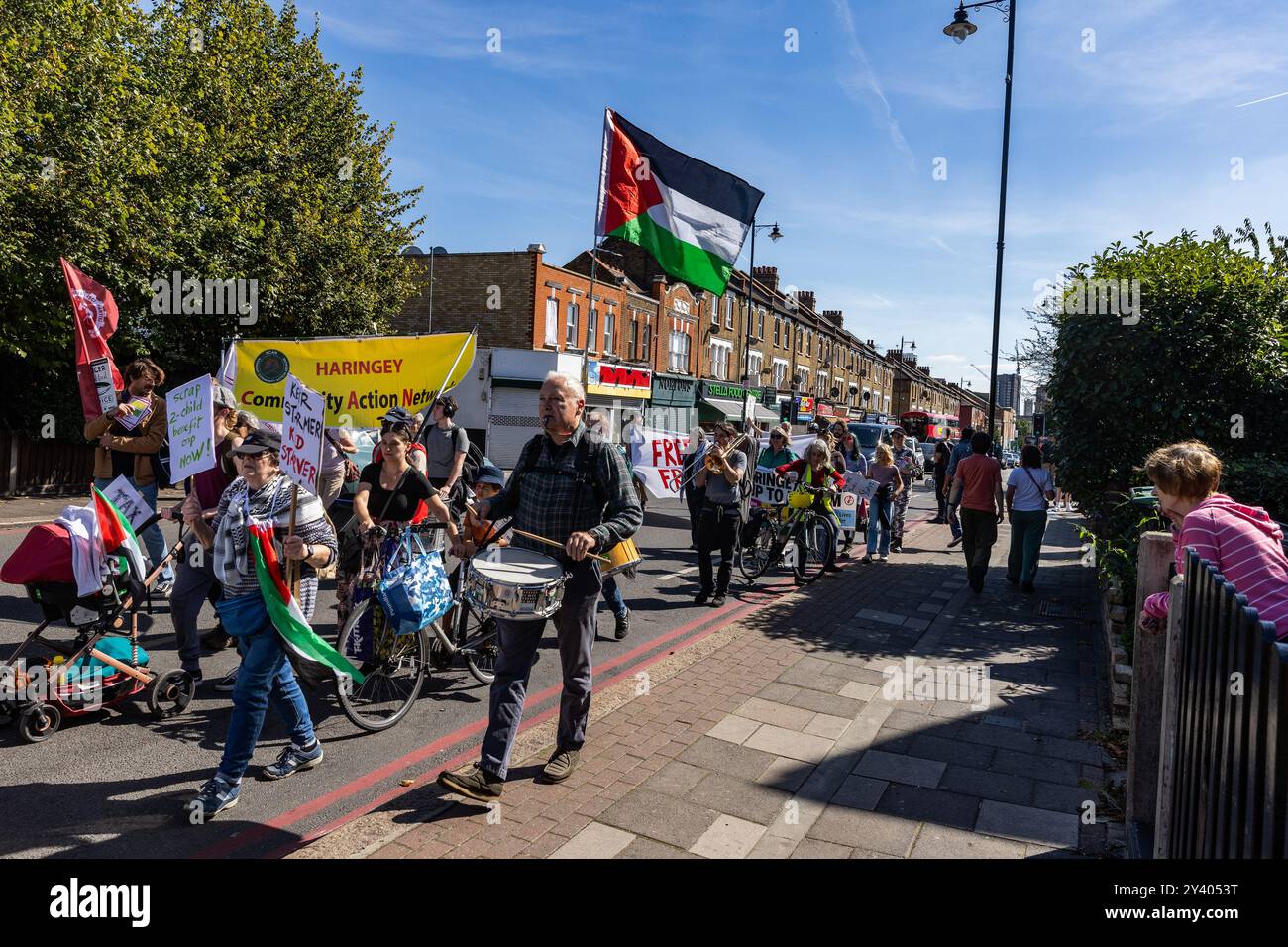 London, Großbritannien. September 2024. Aktivisten der Haringey Right to Food Coalition nehmen an einem marsch Teil. Die Haringey Right to Food Coalition ist eine lokale Gruppe, die sich dafür einsetzt, dass jeder Zugang zu qualitativ hochwertigen und erschwinglichen Lebensmitteln hat, ohne dass Nahrungsmittelbanken benötigt werden. Quelle: Mark Kerrison/Alamy Live News Stockfoto