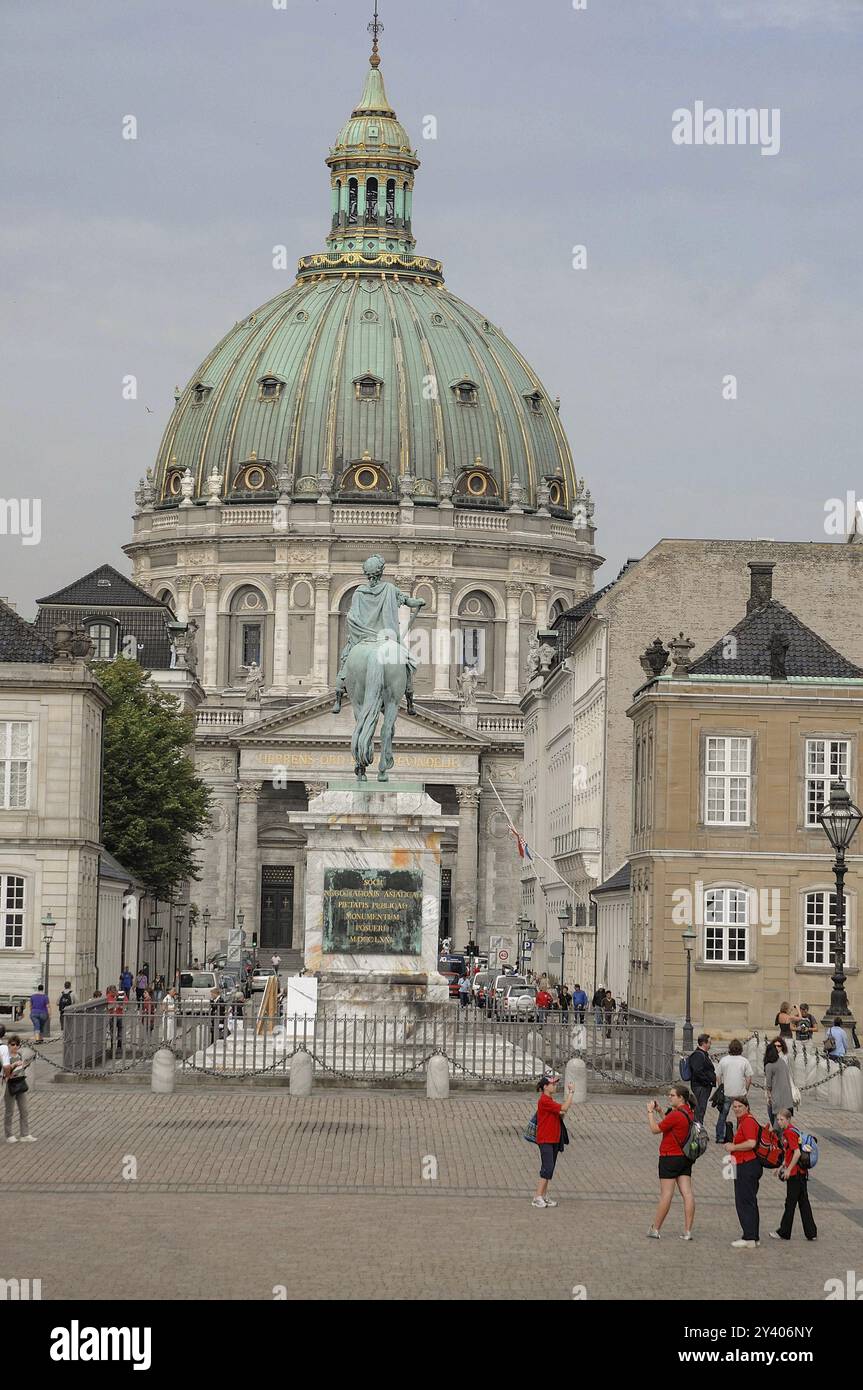 Platz mit Touristen vor einer monumentalen Kuppelkirche und Statuen, kopenhagen, dänemark Stockfoto