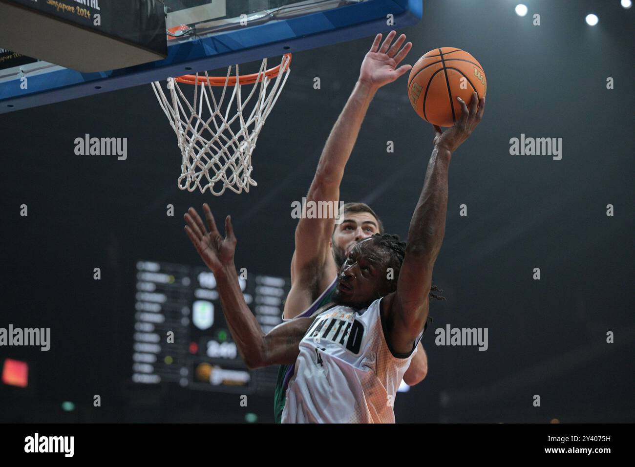 Singapur. September 2024. Deonte Burton (Front) von NBA G League United versucht, sich beim Finalspiel zwischen Unicaja von Spanien und NBA G League United der Vereinigten Staaten beim FIBA Intercontinental Cup Singapur 2024 am 15. September 2024 in Singapur niederzulegen. Quelle: Dann Chih Wey/Xinhua/Alamy Live News Stockfoto