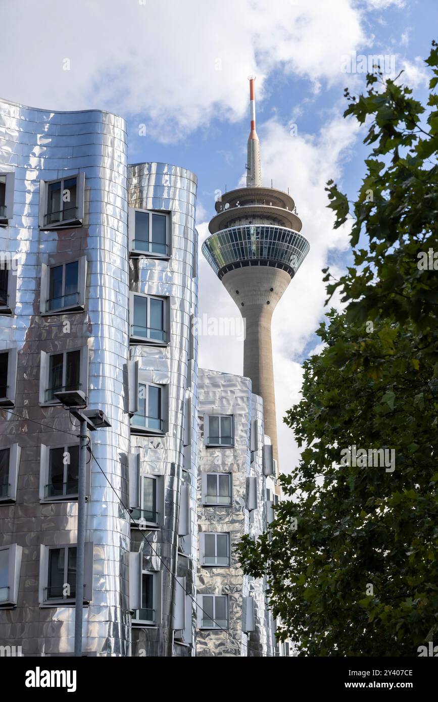 Düsseldorf, Deutschland - 25. August 2024: Ikonisches Wahrzeichen Rhein-Fernsehturm - 240 Meter hoher Beton-Telekommunikationsturm in Düsseldorf Stockfoto