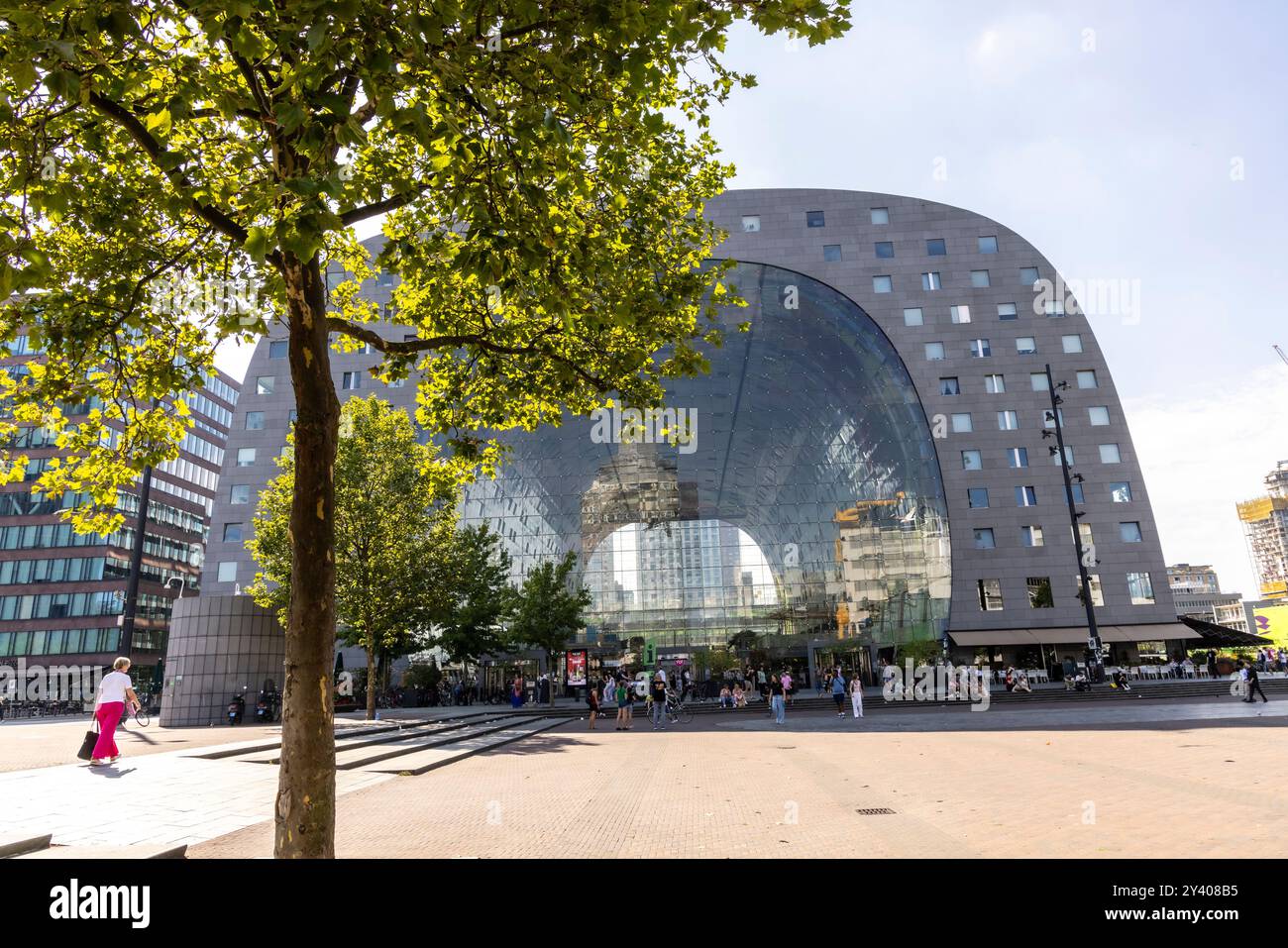 Rotterdam, Niederlande – 28. August 2024: Blick auf die neue Markthalle im Blaak-Viertel. Stockfoto