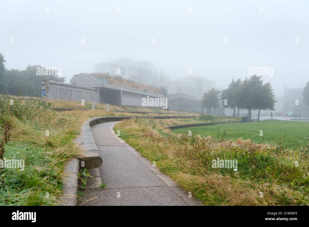 Edinburgh, Schottland, Großbritannien - Schottisches Parlamentsgebäude von EMBT (Miralles / Tagliabue) mit RMJM, im Nebel Stockfoto