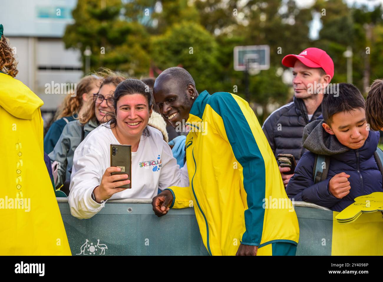 Melbourne, Australien. September 2024. Der australische Hochspringer Yual Reath macht Selfies mit Fans bei der „Welcome Home“-Feier der Olympischen und Paralympischen Teams im Melbourne Park Oval. Die viktorianische Regierung arbeitet mit dem Australian Olympic Committee, Paralympics Australia und City of Melbourne zusammen, um eine Homecoming-Veranstaltung für die australischen Olympischen und Paralympischen Athleten auszurichten. Quelle: SOPA Images Limited/Alamy Live News Stockfoto