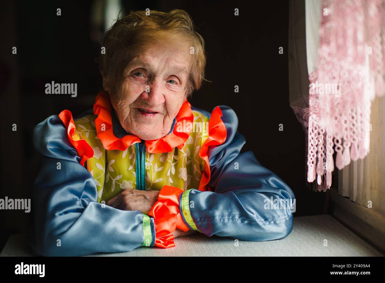 Ein Porträt einer älteren Frau in traditioneller festlicher Kleidung, das ein reiches kulturelles Erbe und ein Gefühl des Stolzes zeigt. Stockfoto