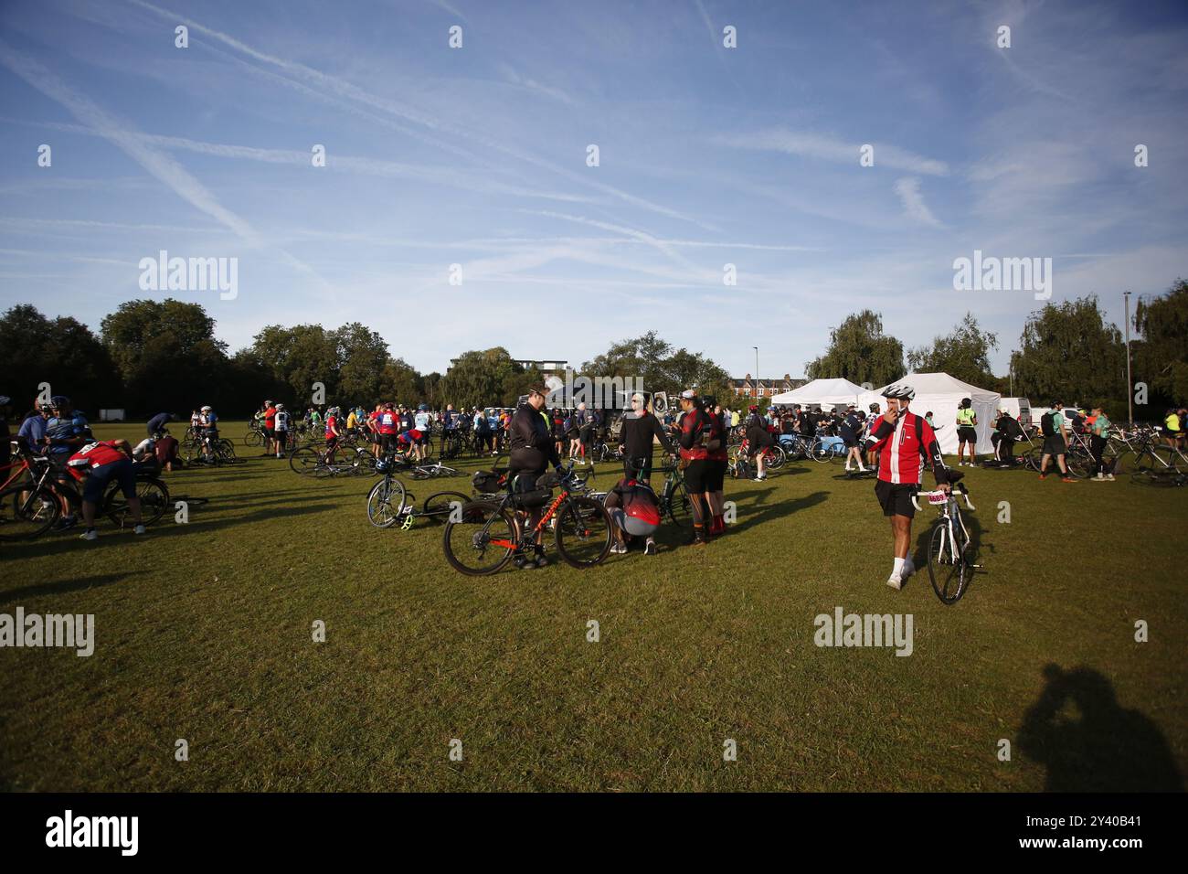 Am 15. September 2024 startet der Clapham Common London nach Brighton Cycle Ride Eine Massenradfahrt von London nach Brighton am frühen Sonntagmorgen von Clapham Common. Die 55 Mile Ride findet jährlich statt, um Geld für eine Reihe von Wohltätigkeitsorganisationen zu sammeln. Foto: Roland Ravenhill/Alamy Stockfoto