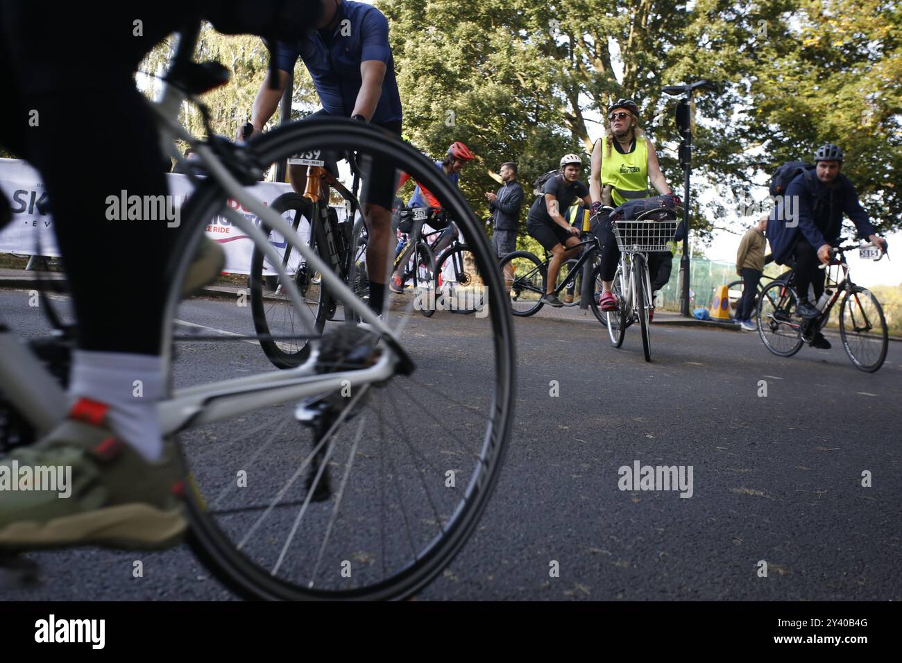 Am 15. September 2024 startet der Clapham Common London nach Brighton Cycle Ride Eine Massenradfahrt von London nach Brighton am frühen Sonntagmorgen von Clapham Common. Die 55 Mile Ride findet jährlich statt, um Geld für eine Reihe von Wohltätigkeitsorganisationen zu sammeln. Foto: Roland Ravenhill/Alamy Stockfoto