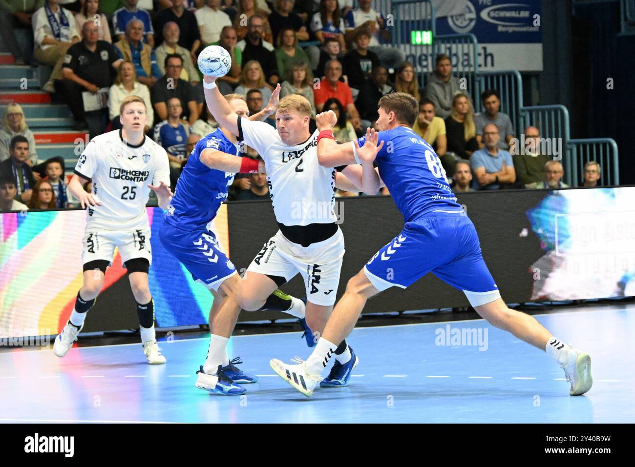 Lukas Hutecek (TBV Lemgo Lippe 2) gegen Tilen Kodrin (VfL Gummersbach 5) und Stepan Zeman (VfL Gummersbach 66) VfL Gummersbach vs. TBV Lemgo Lippe, Handball, Daikin 1. Bundesliga, 2. Spieltag, Spielzeit 2024-2025, Schwalbe Arena Gummersbach, 15,09.2024 Foto: Eibner-Pressefoto/Jürgen Augst Stockfoto