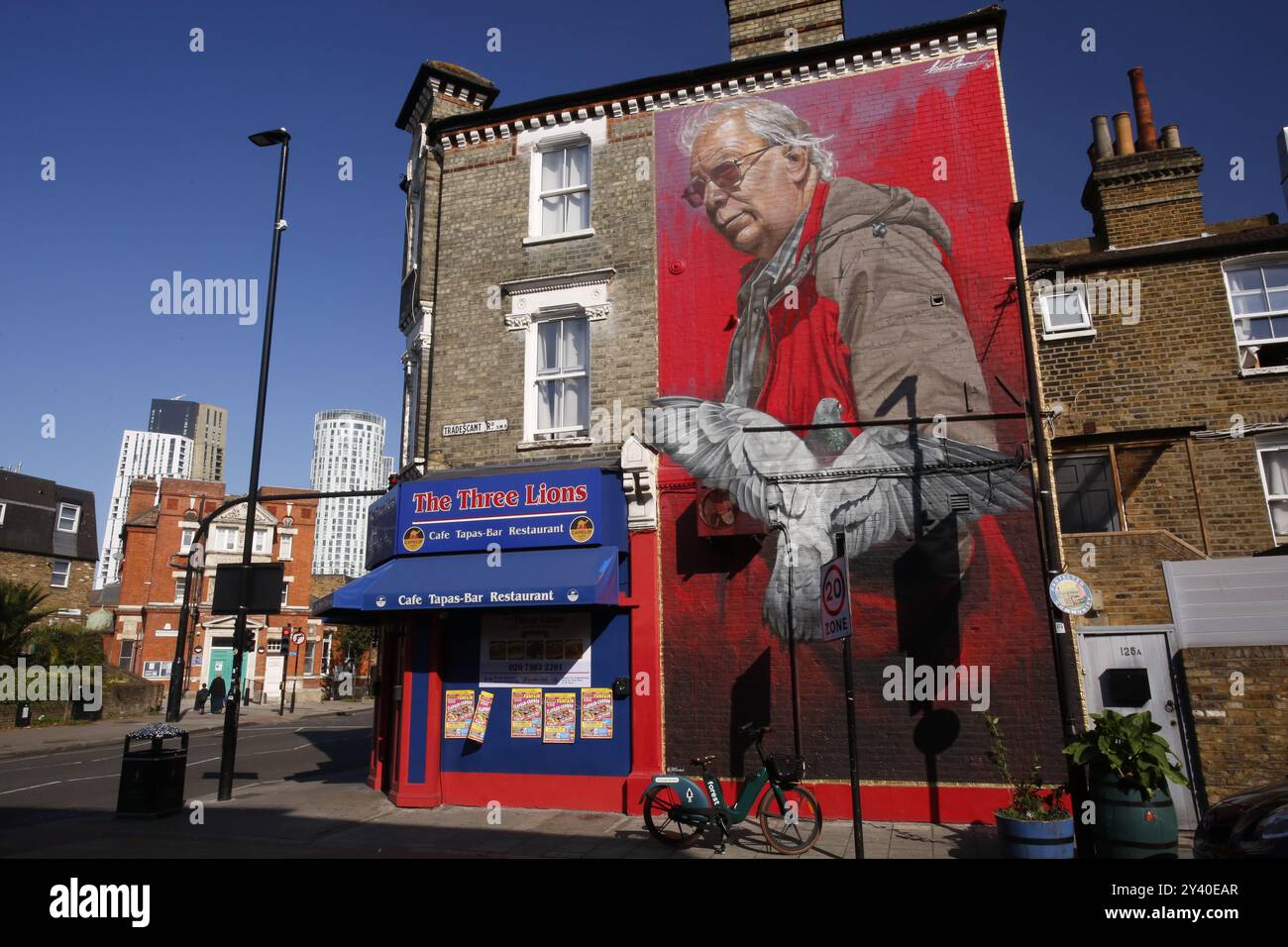 15. September 2024, London London Mural Festival Im September 2024 findet in ganz London Ein Mural Festival statt. Dieses Wandbild eines Mannes und einer Taube befindet sich an der Seite eines Ladens in der South Lambeth Road und ist von Liam Bononi. Foto: Roland Ravenhill/Alamy Stockfoto