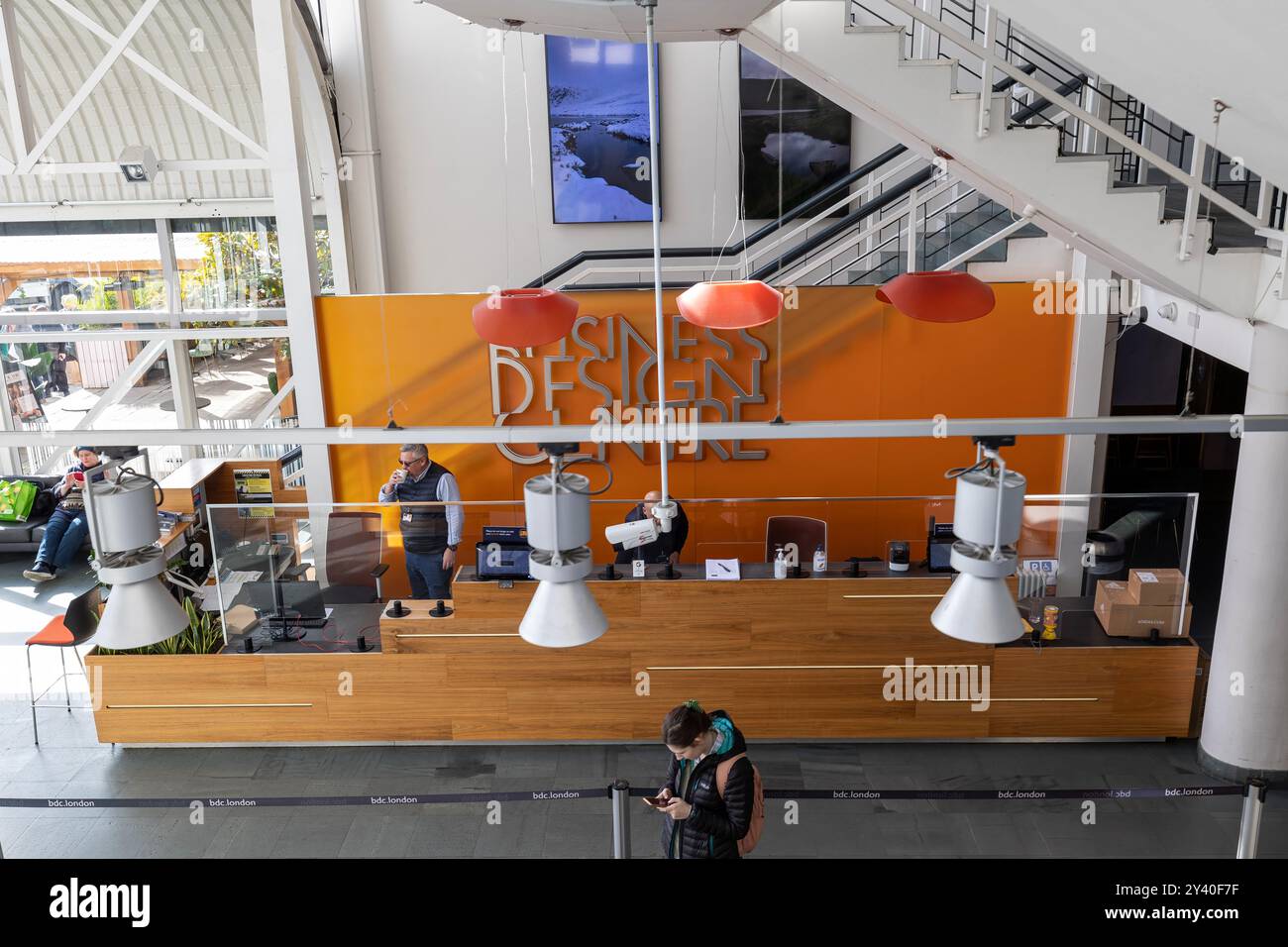 Ein einladender Raum, Holztheke und professioneller Service im Herzen des Business Design Centre Stockfoto