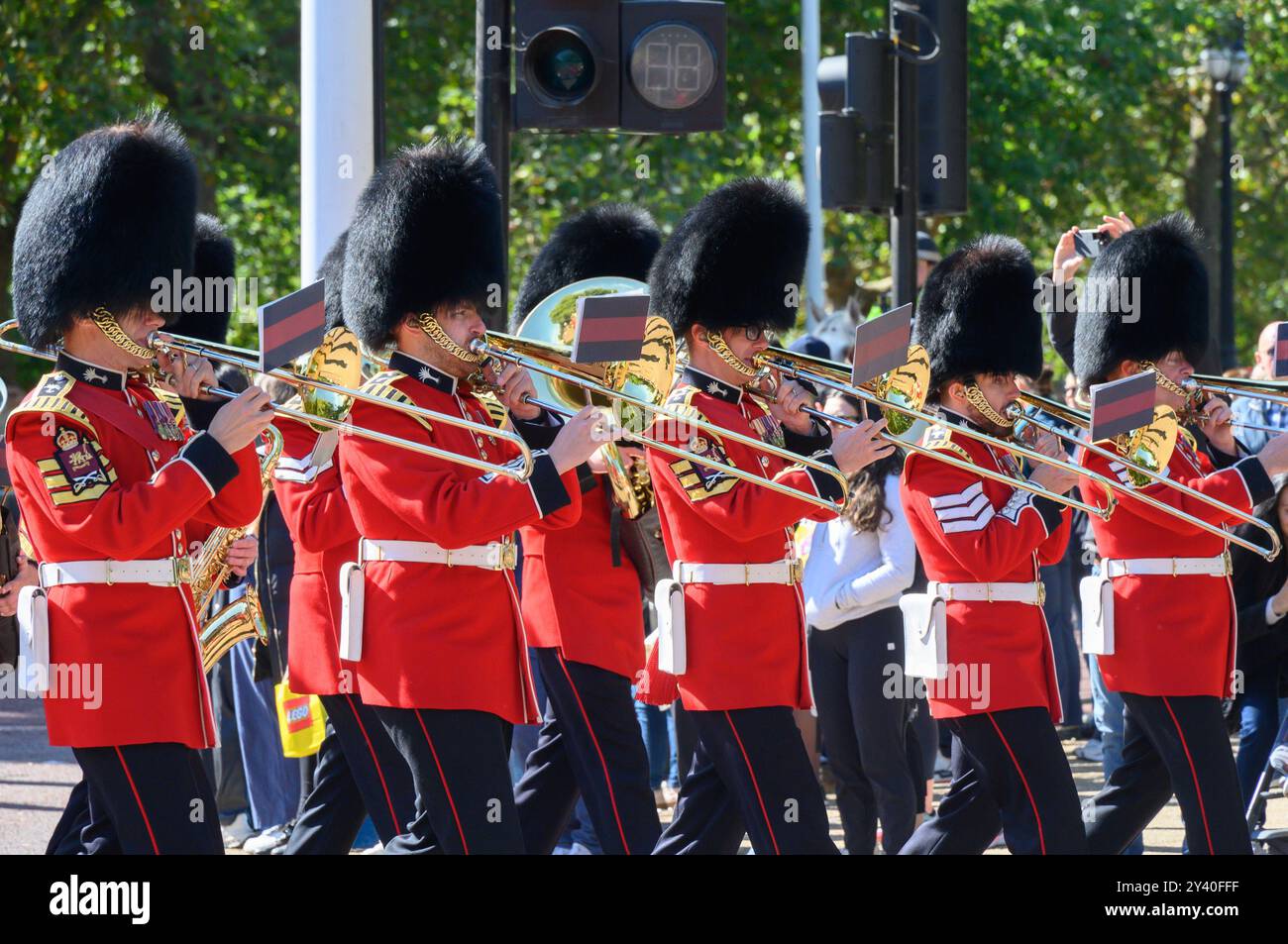 London, Großbritannien. Band der Walisischen Garde marschiert die Mall runter. September 2024 Stockfoto