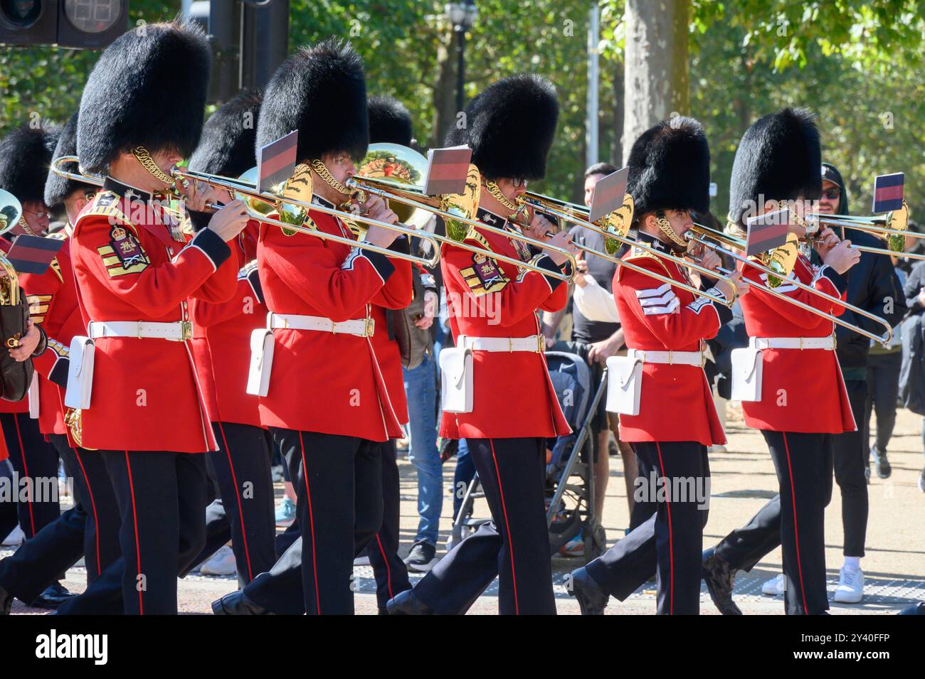 London, Großbritannien. Band der Walisischen Garde marschiert die Mall runter. September 2024 Stockfoto