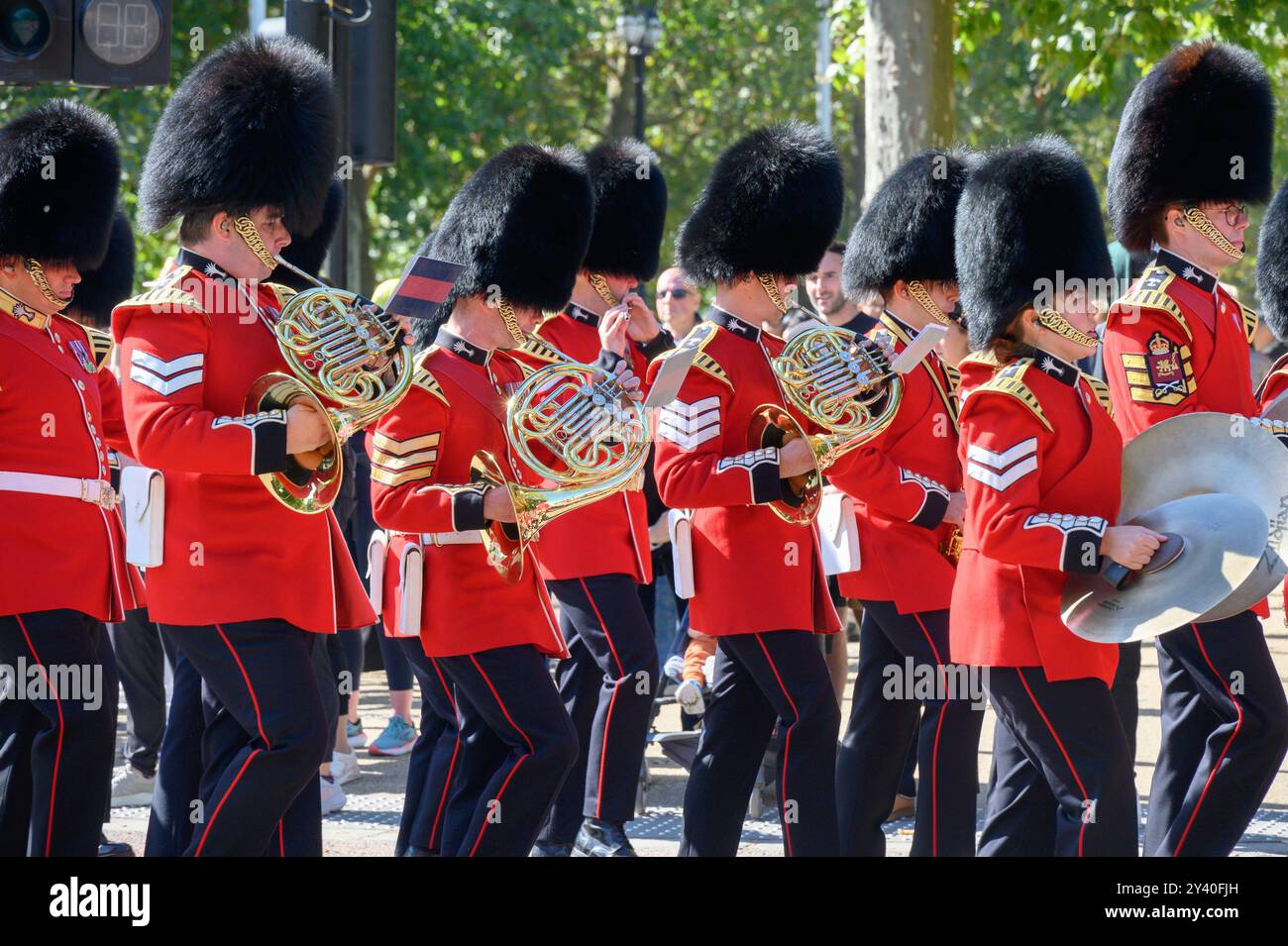 London, Großbritannien. Band der Walisischen Garde marschiert die Mall runter. September 2024 Stockfoto