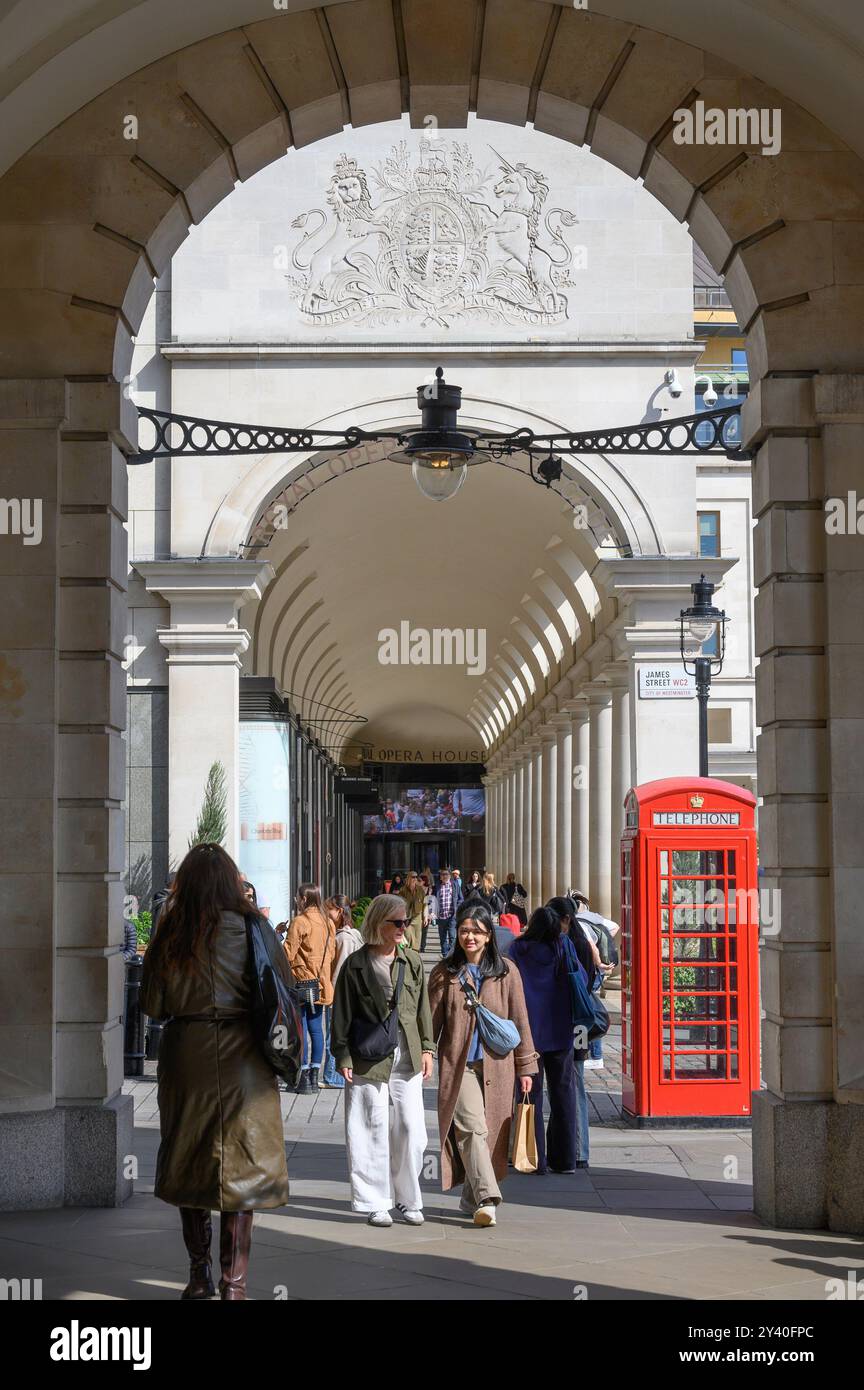 London, Großbritannien. Royal Opera House Arcade in Covent Garden. Königliches Wappen Stockfoto