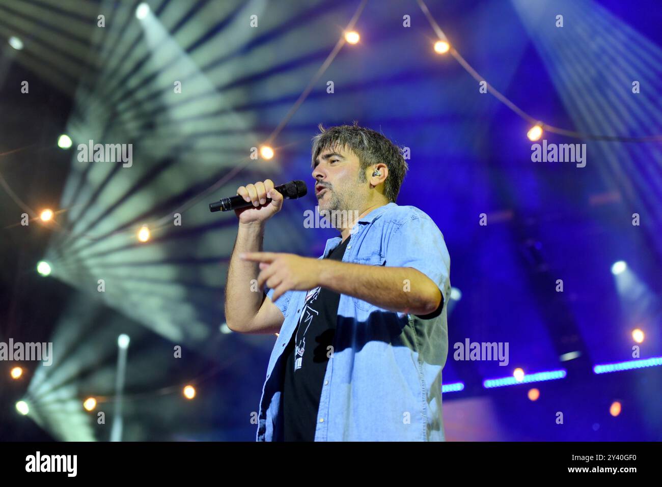 Tarragona, Spanien. September 2024. David Muñoz, Sänger aus Estopa, tritt während ihrer 25-jährigen Jubiläumsfeier auf. Die spanische Musikgruppe Estopa trat in Tarragona auf und feierte ihr 25-jähriges Bestehen vor einer ausverkauften Menschenmenge von 10.000 Fans im Anella Mediterranìa Complex (Foto: Ramon Costa/SOPA Images/SIPA USA) Credit: SIPA USA/Alamy Live News Stockfoto