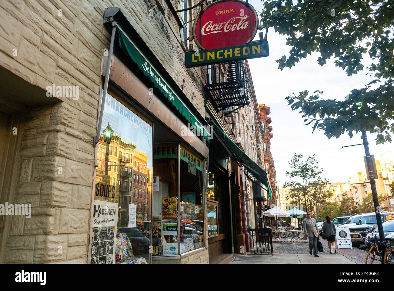 Hoboken, New Jersey, USA, Weitwinkelansicht, Ladenfronten, Altes Coca Cola-Schild, Straßenszenen, Vororte, Alte Architektur, Mittagessen, Americana Vorort, Stockfoto