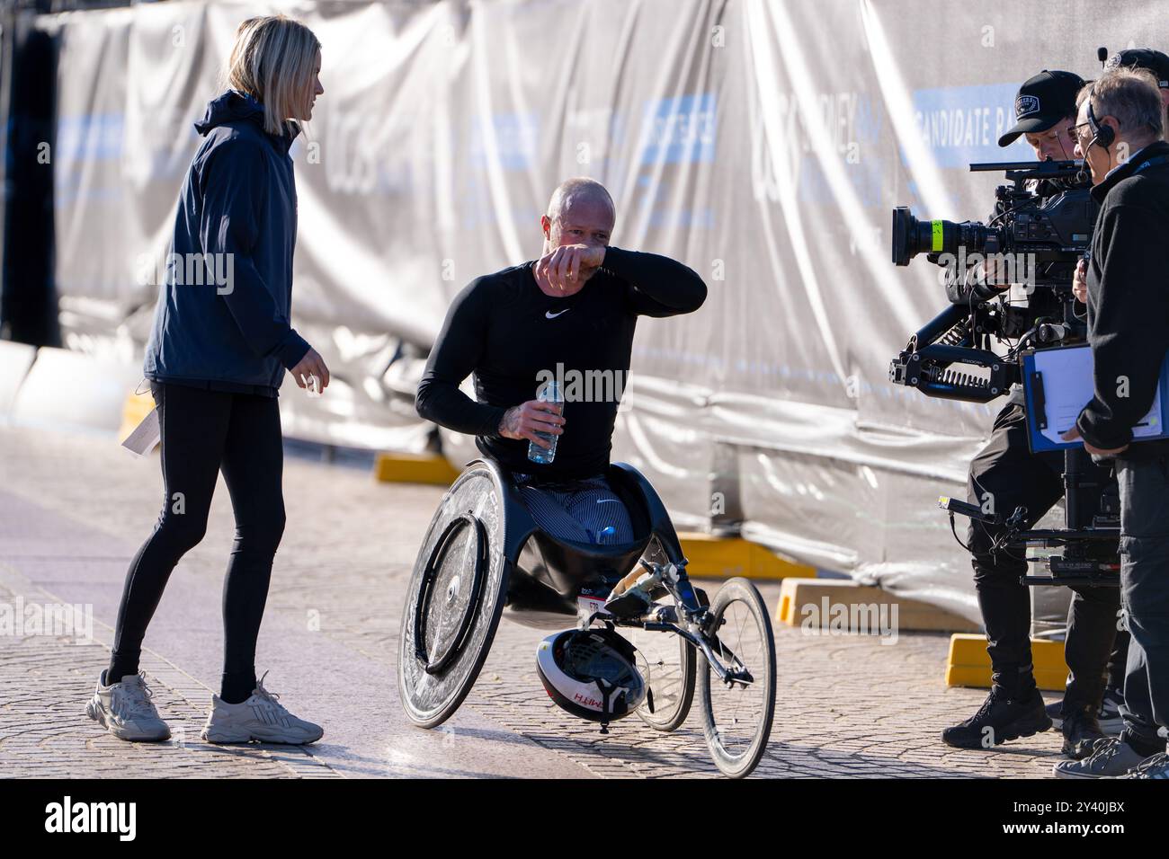 Sydney, Australien. September 2024. Joshua CASSIDY aus Kanada bereitet sich auf ein Interview vor, nachdem er am 15. September 2024 in Sydney, Australien den TCS Rollstuhl Sydney Marathon 2024 von ASICS im Sydney Opera House präsentiert hatte Stockfoto