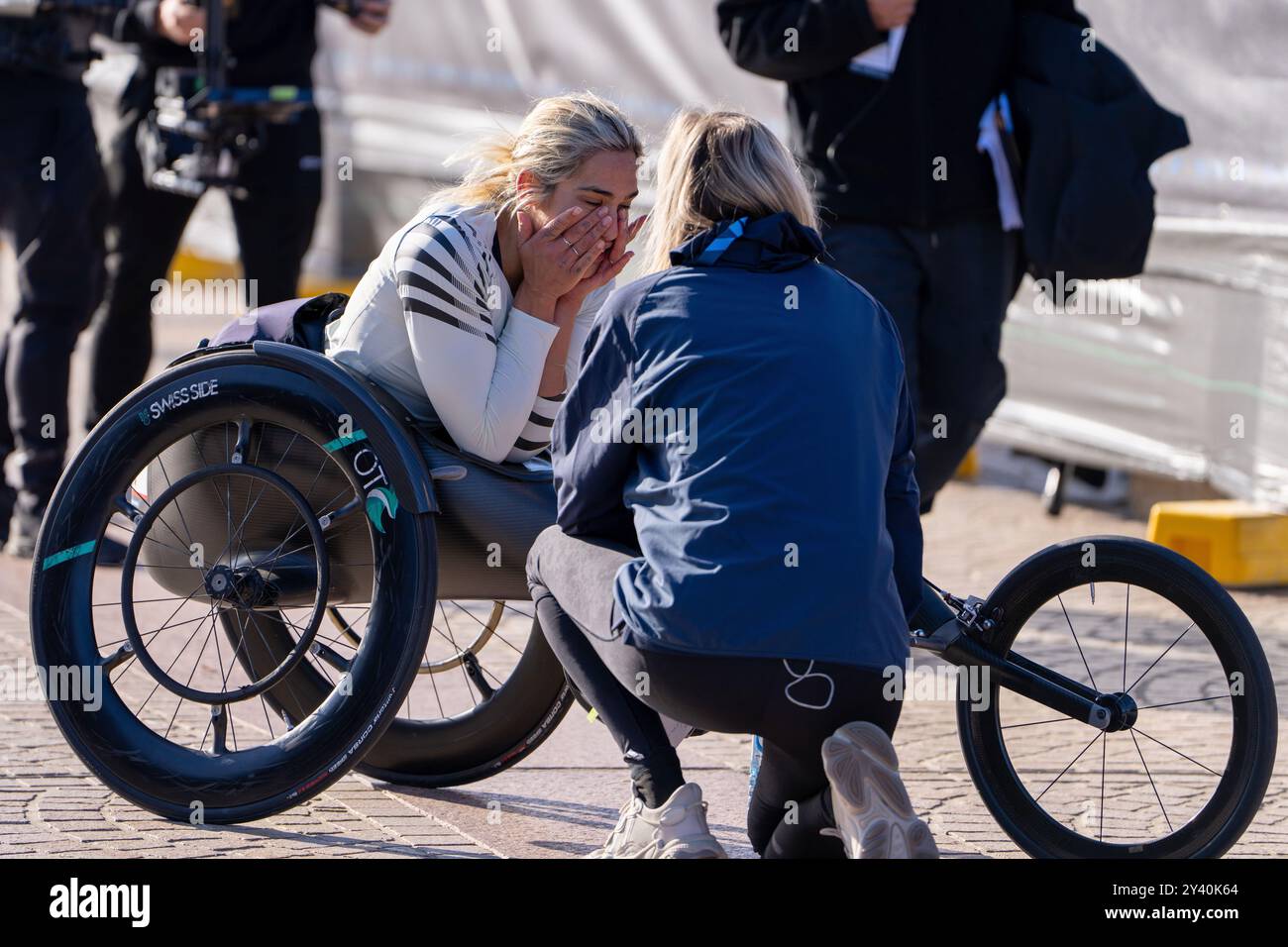 Sydney, Australien. September 2024. Madison de Rozario aus Australien feiert den Sieg nach dem 2024 von ASICS im Sydney Opera House präsentierten TCS Rollstuhl Marathon am 15. September 2024 in Sydney, Australien Credit: IOIO IMAGES/Alamy Live News Stockfoto