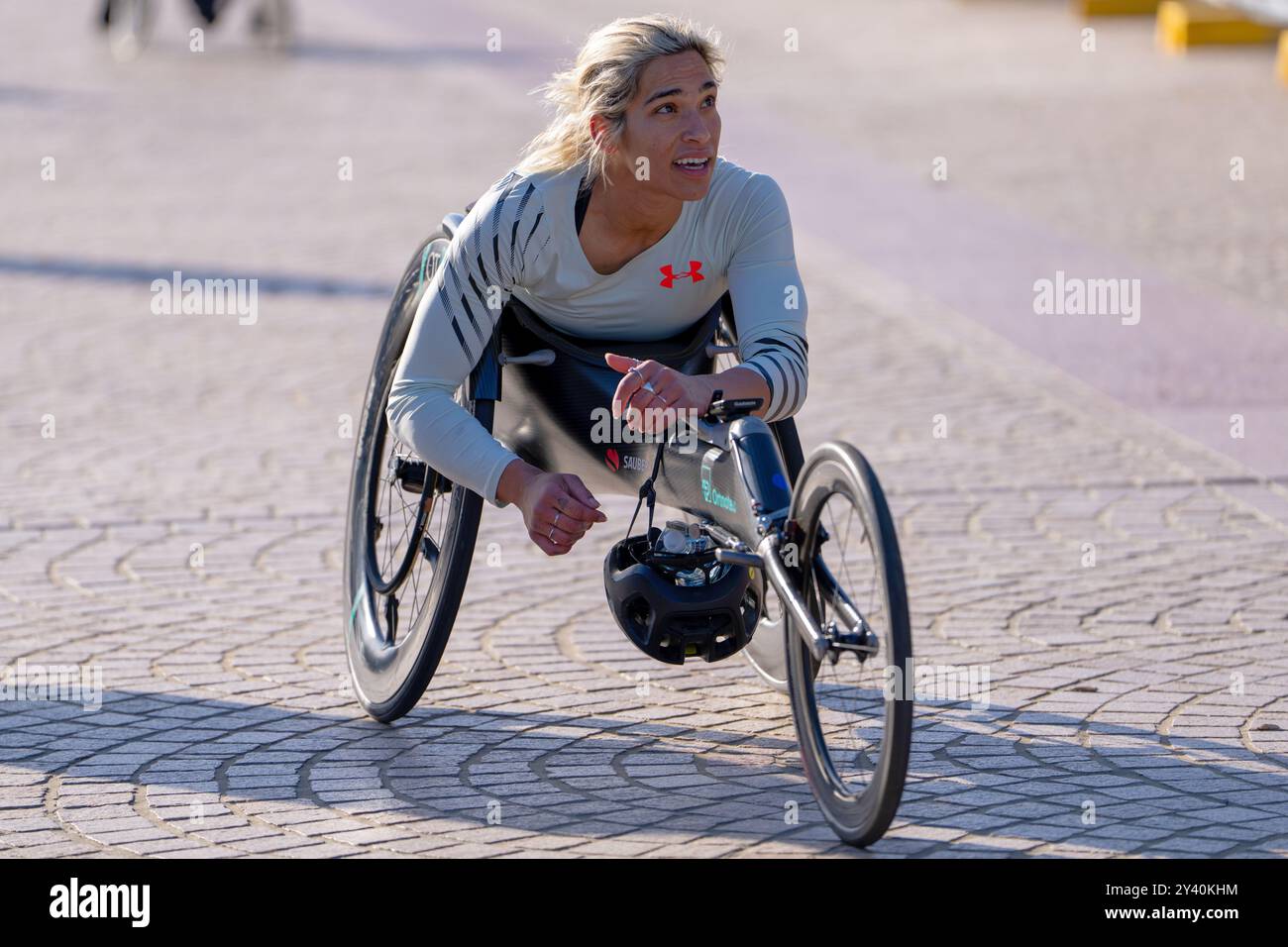 Sydney, Australien. September 2024. Madison de Rozario aus Australien sieht nach dem Gewinn des TCS Rollstuhl Sydney Marathons 2024, der von ASICS am 15. September 2024 im Sydney Opera House präsentiert wurde. Credit: IOIO IMAGES/Alamy Live News Stockfoto