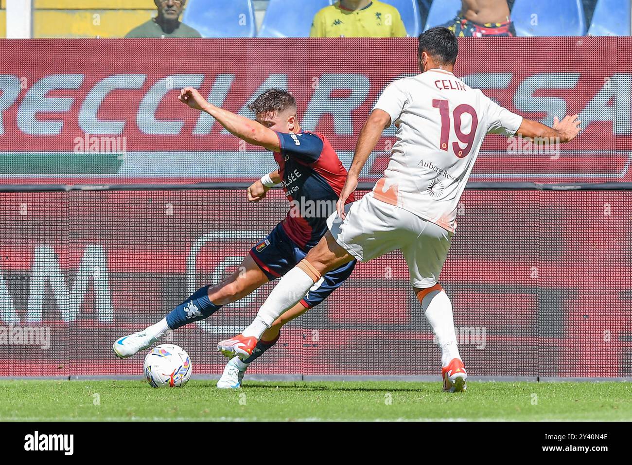 Vitor Manuel Carvalho Oliveira (Genua) - Mehmet Zeki Celik (Roma) während des Spiels Genua CFC vs AS Roma, italienische Fußball-Serie A in Genua, Italien, 15. September 2024 Stockfoto