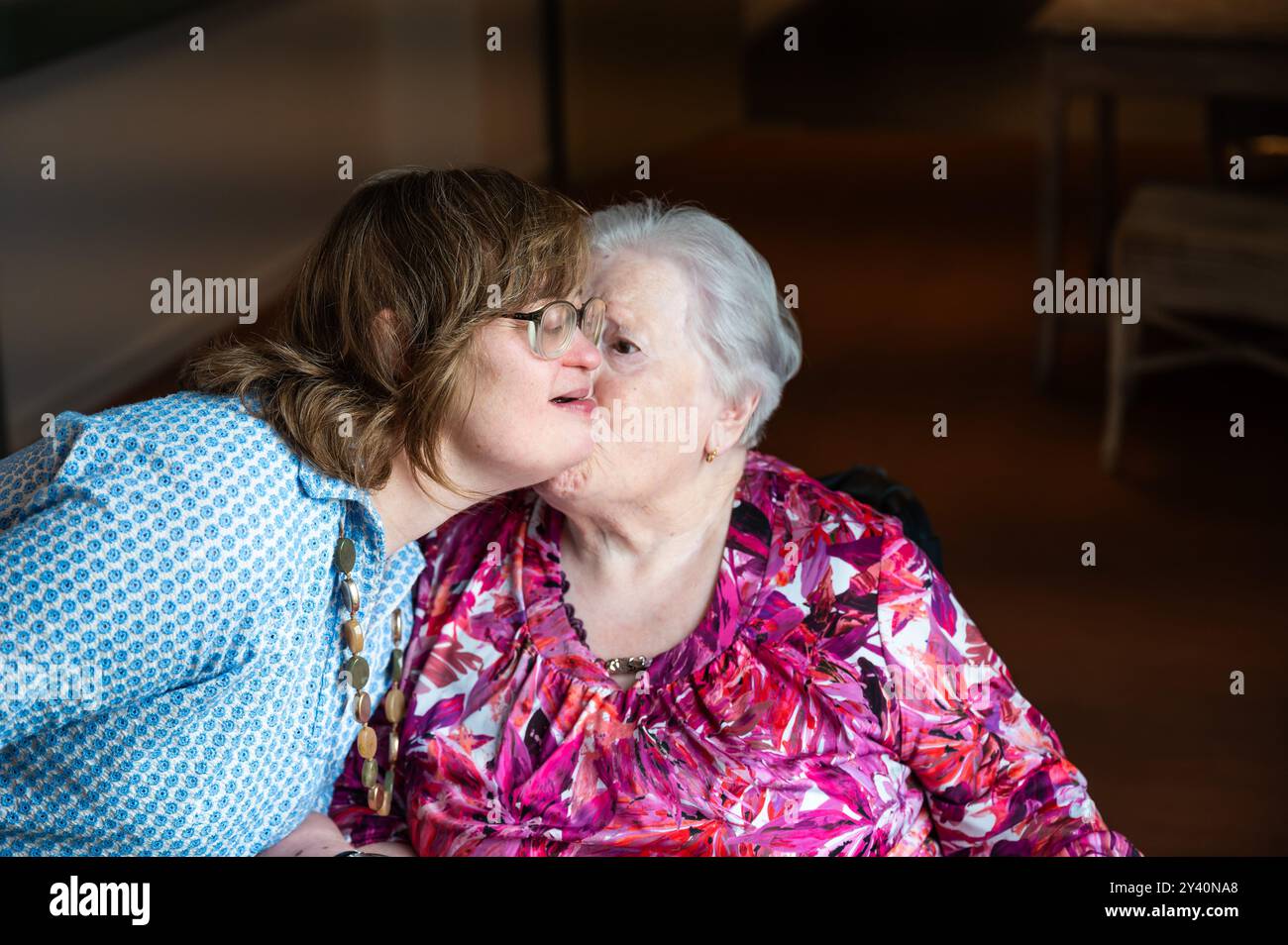 Emotionale Verbindung zwischen Down-Syndrom-Frau und Großmutter, Tienen, Flämisch-Brabant, Belgien. Modell freigegeben Stockfoto